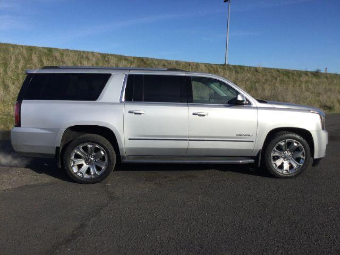 2016 Quicksilver Metallic /Jet Black, premium leather GMC Yukon XL Denali 4WD (1GKS2HKJ6GR) with an 6.2L V8 OHV 16V engine, 8-speed automatic transmission, located at 1801 Main Street, Lewiston, 83501, (208) 743-9371, 46.417065, -117.004799 - Photo#9