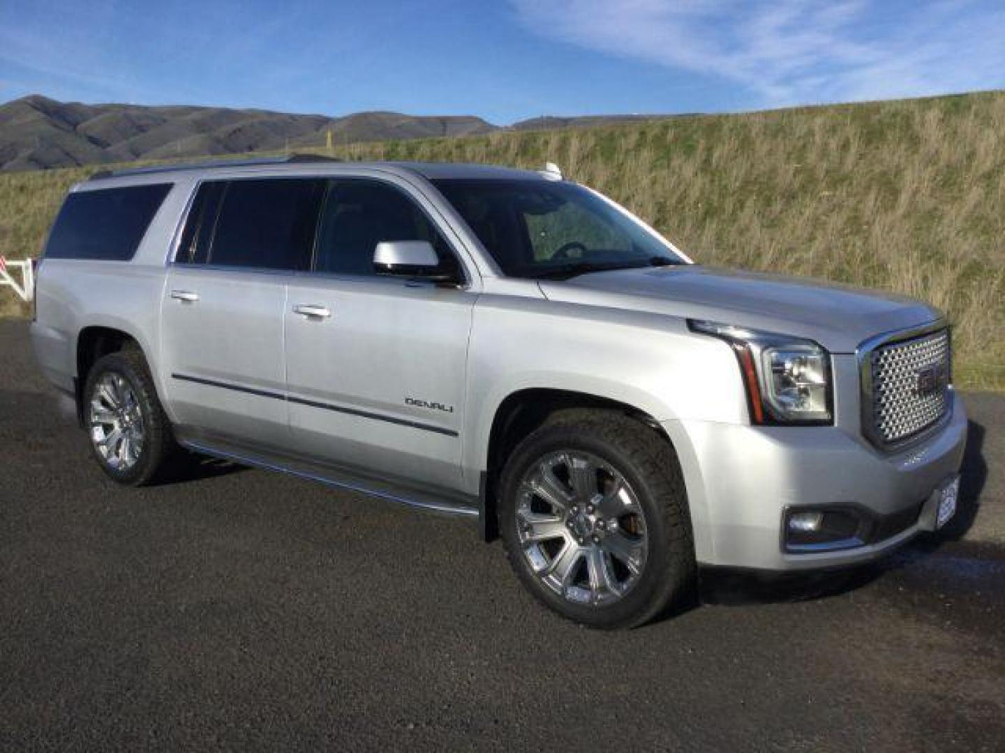 2016 Quicksilver Metallic /Jet Black, premium leather GMC Yukon XL Denali 4WD (1GKS2HKJ6GR) with an 6.2L V8 OHV 16V engine, 8-speed automatic transmission, located at 1801 Main Street, Lewiston, 83501, (208) 743-9371, 46.417065, -117.004799 - Photo#10