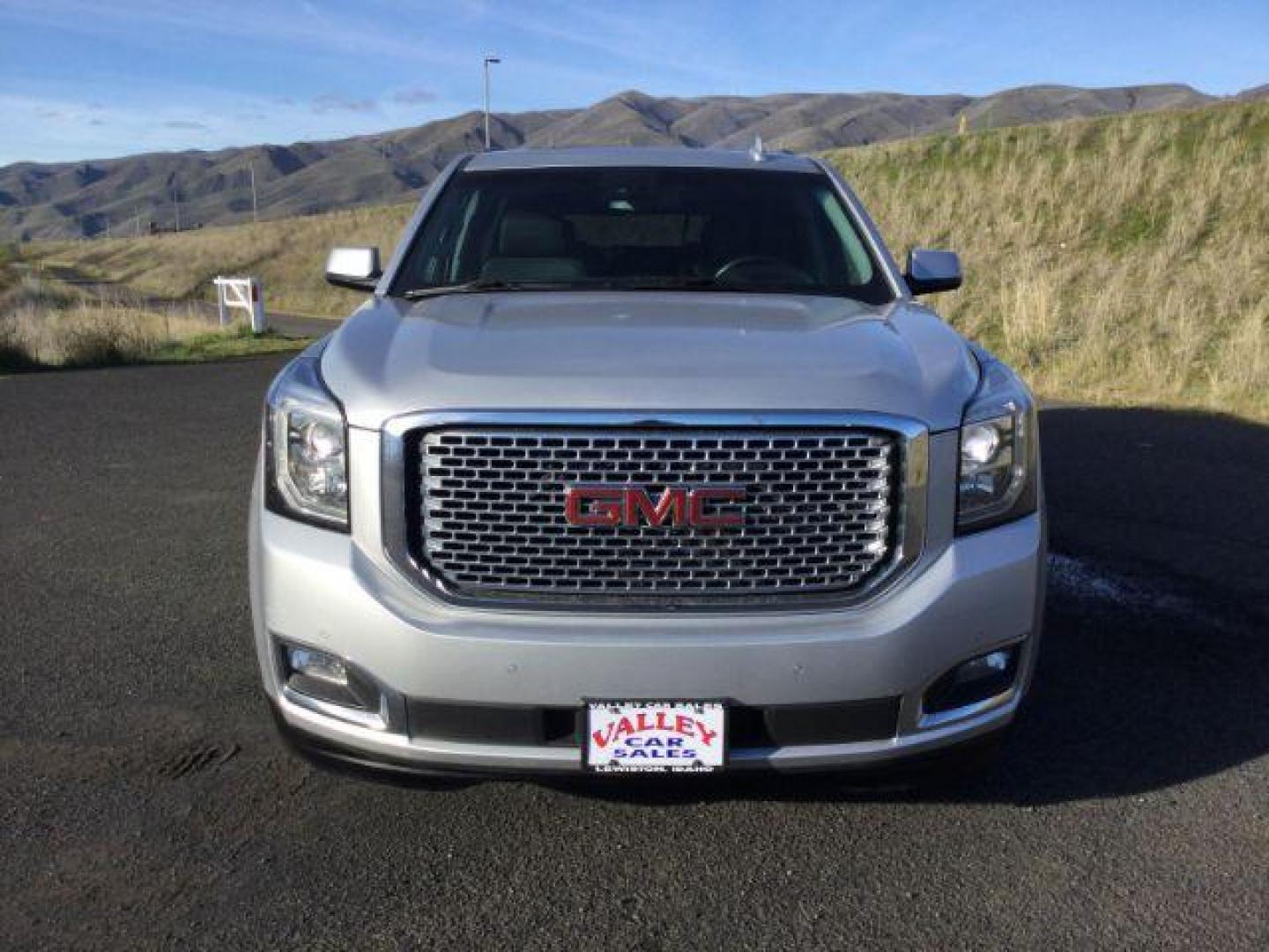 2016 Quicksilver Metallic /Jet Black, premium leather GMC Yukon XL Denali 4WD (1GKS2HKJ6GR) with an 6.2L V8 OHV 16V engine, 8-speed automatic transmission, located at 1801 Main Street, Lewiston, 83501, (208) 743-9371, 46.417065, -117.004799 - Photo#11