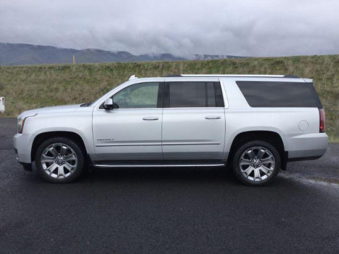 2016 Quicksilver Metallic /Jet Black, premium leather GMC Yukon XL Denali 4WD (1GKS2HKJ6GR) with an 6.2L V8 OHV 16V engine, 8-speed automatic transmission, located at 1801 Main Street, Lewiston, 83501, (208) 743-9371, 46.417065, -117.004799 - Photo#2