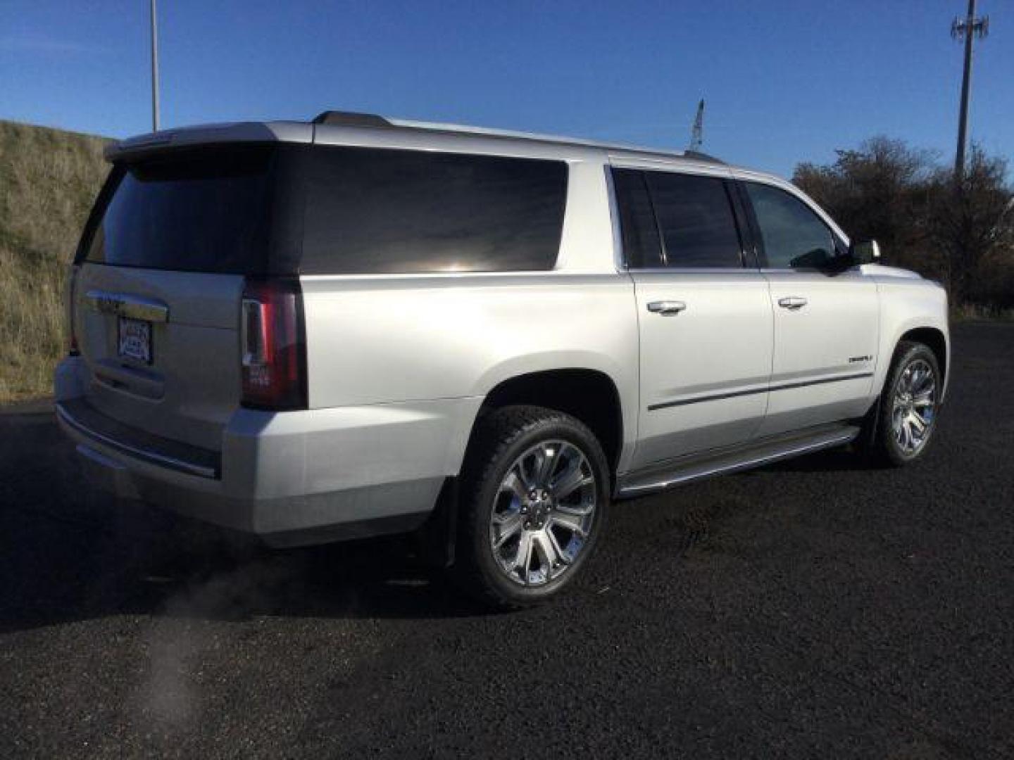 2016 Quicksilver Metallic /Jet Black, premium leather GMC Yukon XL Denali 4WD (1GKS2HKJ6GR) with an 6.2L V8 OHV 16V engine, 8-speed automatic transmission, located at 1801 Main Street, Lewiston, 83501, (208) 743-9371, 46.417065, -117.004799 - Photo#8