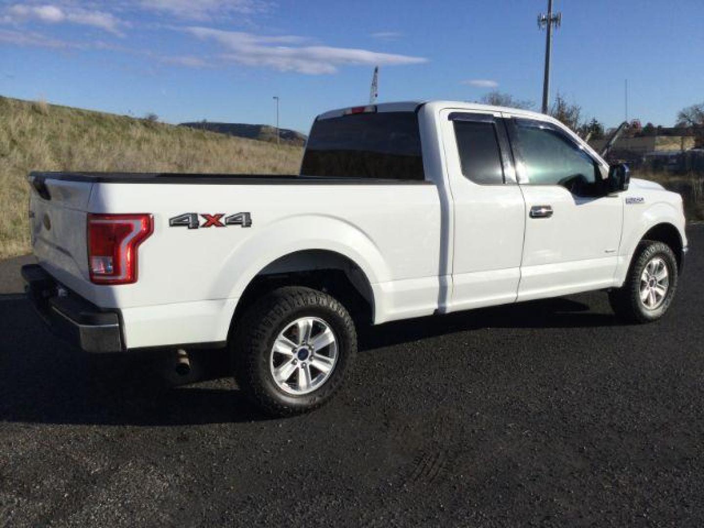 2015 Oxford White /GRAY CLOTH Ford F-150 XLT SuperCab 6.5-ft. Bed 4WD (1FTEX1EP1FF) with an 2.7L V6 DOHC 24V engine, 6-Speed Automatic transmission, located at 1801 Main Street, Lewiston, 83501, (208) 743-9371, 46.417065, -117.004799 - Photo#11