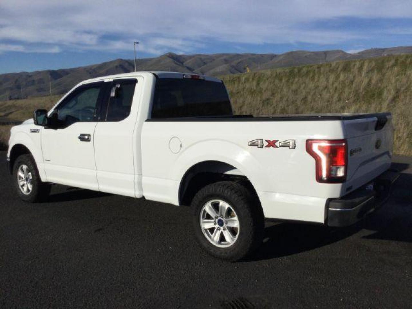 2015 Oxford White /GRAY CLOTH Ford F-150 XLT SuperCab 6.5-ft. Bed 4WD (1FTEX1EP1FF) with an 2.7L V6 DOHC 24V engine, 6-Speed Automatic transmission, located at 1801 Main Street, Lewiston, 83501, (208) 743-9371, 46.417065, -117.004799 - Photo#2