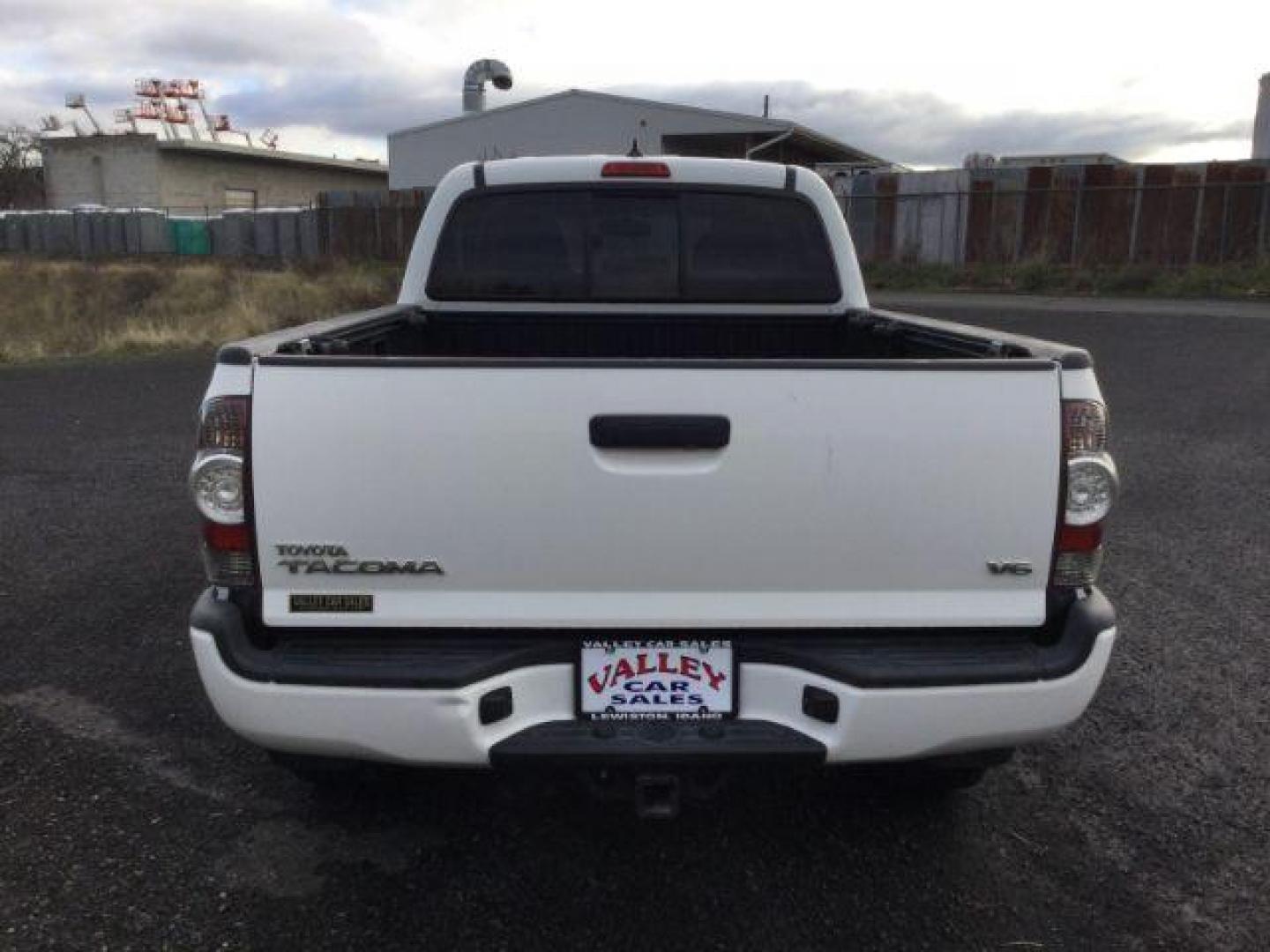 2012 Super White /Graphite Cloth Interior Toyota Tacoma Double Cab Long Bed V6 Auto 4WD (5TFMU4FN6CX) with an 4.0L V6 DOHC 24V engine, 5-Speed Automatic transmission, located at 1801 Main Street, Lewiston, 83501, (208) 743-9371, 46.417065, -117.004799 - Photo#11