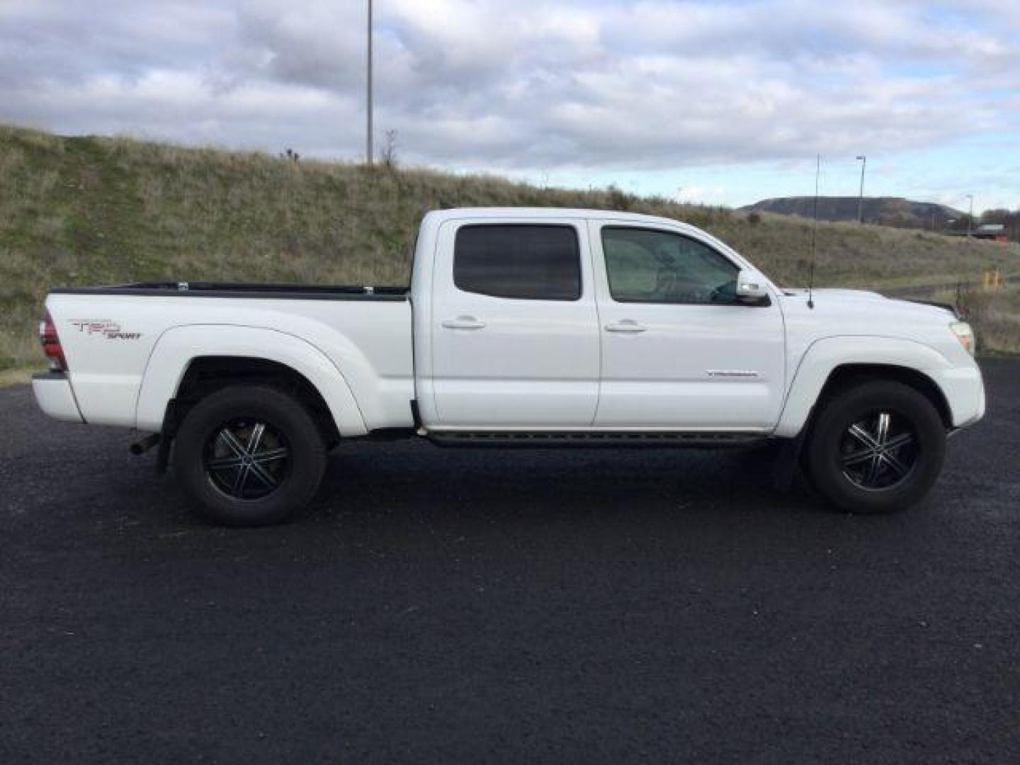 2012 Super White /Graphite Cloth Interior Toyota Tacoma Double Cab Long Bed V6 Auto 4WD (5TFMU4FN6CX) with an 4.0L V6 DOHC 24V engine, 5-Speed Automatic transmission, located at 1801 Main Street, Lewiston, 83501, (208) 743-9371, 46.417065, -117.004799 - Photo#13