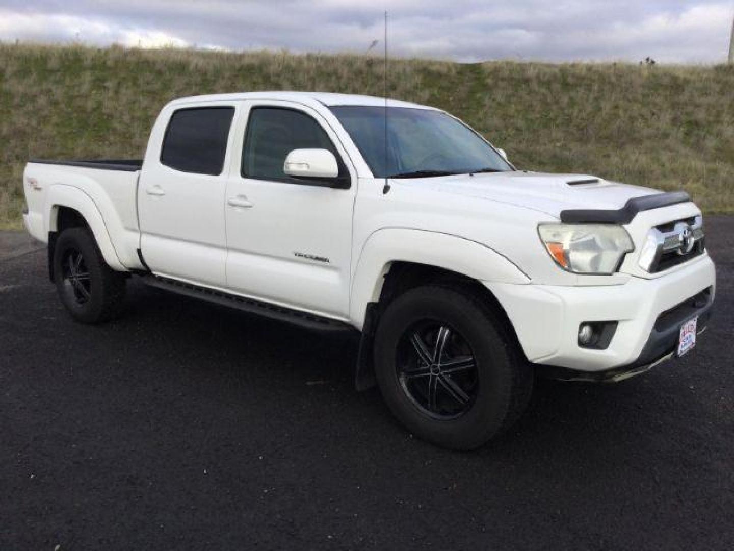 2012 Super White /Graphite Cloth Interior Toyota Tacoma Double Cab Long Bed V6 Auto 4WD (5TFMU4FN6CX) with an 4.0L V6 DOHC 24V engine, 5-Speed Automatic transmission, located at 1801 Main Street, Lewiston, 83501, (208) 743-9371, 46.417065, -117.004799 - Photo#14