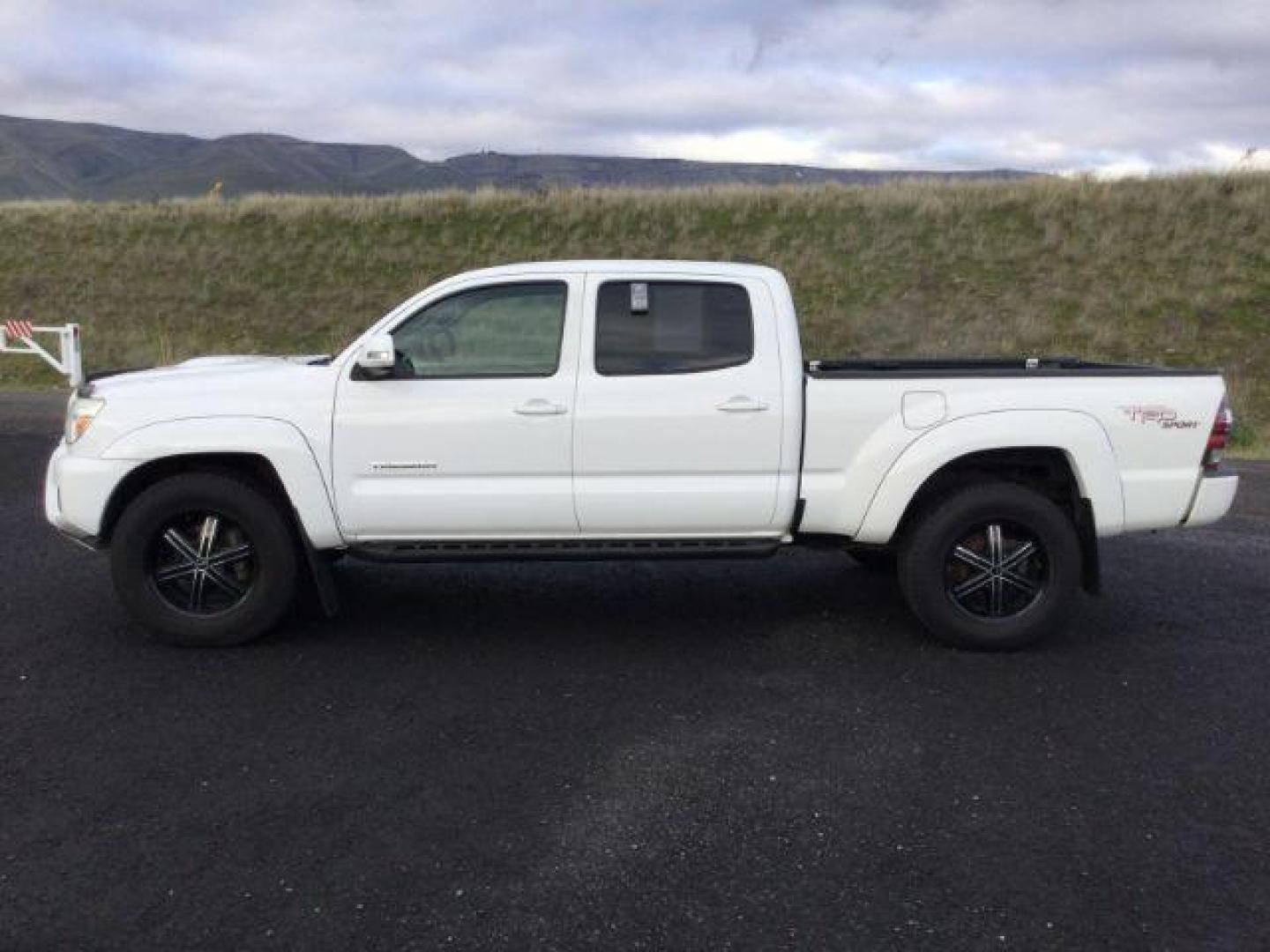 2012 Super White /Graphite Cloth Interior Toyota Tacoma Double Cab Long Bed V6 Auto 4WD (5TFMU4FN6CX) with an 4.0L V6 DOHC 24V engine, 5-Speed Automatic transmission, located at 1801 Main Street, Lewiston, 83501, (208) 743-9371, 46.417065, -117.004799 - Photo#1