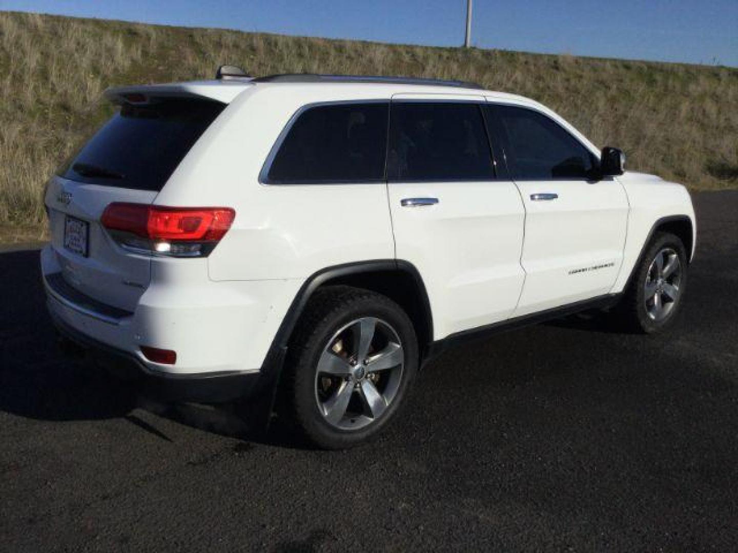 2015 Bright White Clearcoat /Black Jeep Grand Cherokee Limited 4WD (1C4RJFBT6FC) with an 5.7L V8 OHV 16V engine, 8-Speed Automatic transmission, located at 1801 Main Street, Lewiston, 83501, (208) 743-9371, 46.417065, -117.004799 - Photo#9