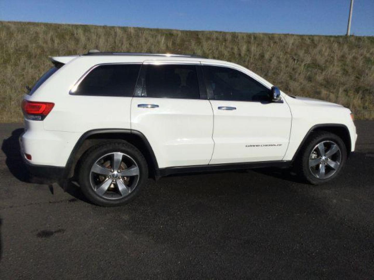 2015 Bright White Clearcoat /Black Jeep Grand Cherokee Limited 4WD (1C4RJFBT6FC) with an 5.7L V8 OHV 16V engine, 8-Speed Automatic transmission, located at 1801 Main Street, Lewiston, 83501, (208) 743-9371, 46.417065, -117.004799 - Photo#10