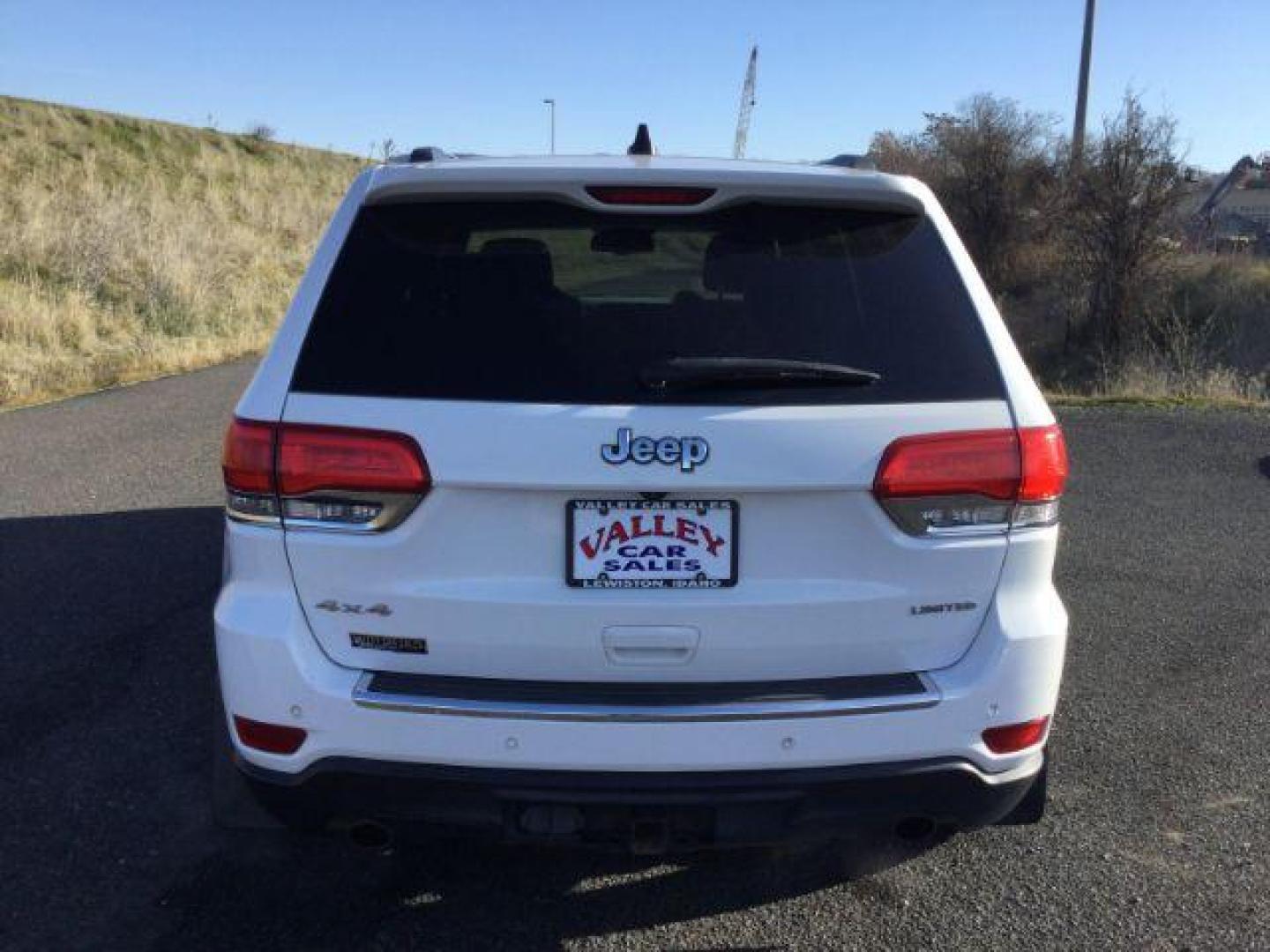 2015 Bright White Clearcoat /Black Jeep Grand Cherokee Limited 4WD (1C4RJFBT6FC) with an 5.7L V8 OHV 16V engine, 8-Speed Automatic transmission, located at 1801 Main Street, Lewiston, 83501, (208) 743-9371, 46.417065, -117.004799 - Photo#11