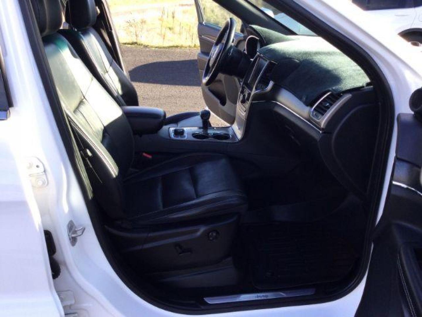 2015 Bright White Clearcoat /Black Jeep Grand Cherokee Limited 4WD (1C4RJFBT6FC) with an 5.7L V8 OHV 16V engine, 8-Speed Automatic transmission, located at 1801 Main Street, Lewiston, 83501, (208) 743-9371, 46.417065, -117.004799 - Photo#16