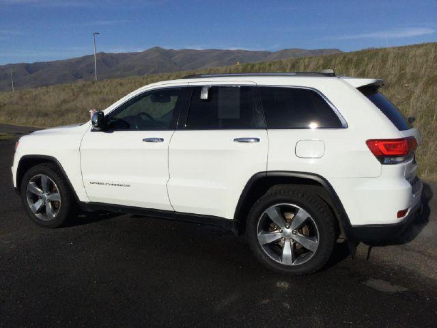 2015 Bright White Clearcoat /Black Jeep Grand Cherokee Limited 4WD (1C4RJFBT6FC) with an 5.7L V8 OHV 16V engine, 8-Speed Automatic transmission, located at 1801 Main Street, Lewiston, 83501, (208) 743-9371, 46.417065, -117.004799 - Photo#1