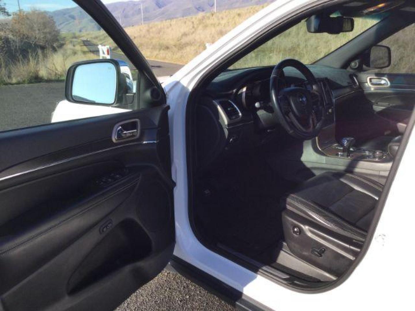 2015 Bright White Clearcoat /Black Jeep Grand Cherokee Limited 4WD (1C4RJFBT6FC) with an 5.7L V8 OHV 16V engine, 8-Speed Automatic transmission, located at 1801 Main Street, Lewiston, 83501, (208) 743-9371, 46.417065, -117.004799 - Photo#2