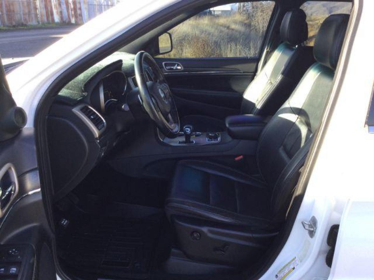 2015 Bright White Clearcoat /Black Jeep Grand Cherokee Limited 4WD (1C4RJFBT6FC) with an 5.7L V8 OHV 16V engine, 8-Speed Automatic transmission, located at 1801 Main Street, Lewiston, 83501, (208) 743-9371, 46.417065, -117.004799 - Photo#4