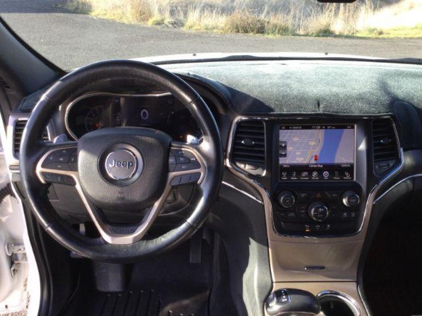 2015 Bright White Clearcoat /Black Jeep Grand Cherokee Limited 4WD (1C4RJFBT6FC) with an 5.7L V8 OHV 16V engine, 8-Speed Automatic transmission, located at 1801 Main Street, Lewiston, 83501, (208) 743-9371, 46.417065, -117.004799 - Photo#6