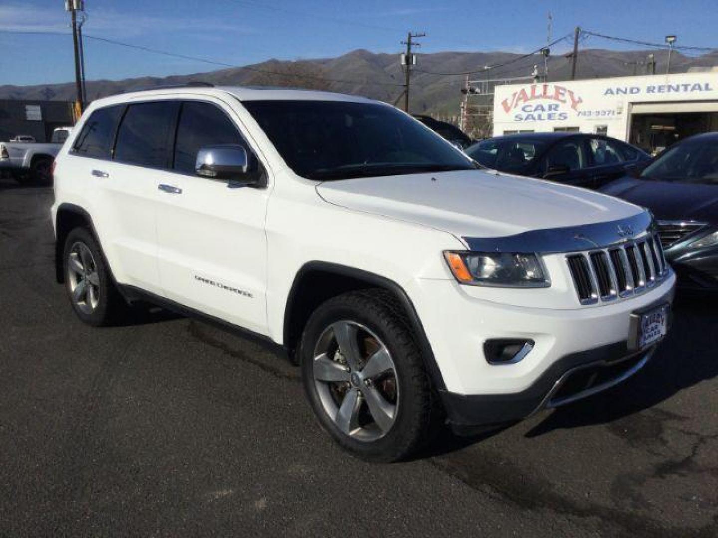 2015 Bright White Clearcoat /Black Jeep Grand Cherokee Limited 4WD (1C4RJFBT6FC) with an 5.7L V8 OHV 16V engine, 8-Speed Automatic transmission, located at 1801 Main Street, Lewiston, 83501, (208) 743-9371, 46.417065, -117.004799 - Photo#8