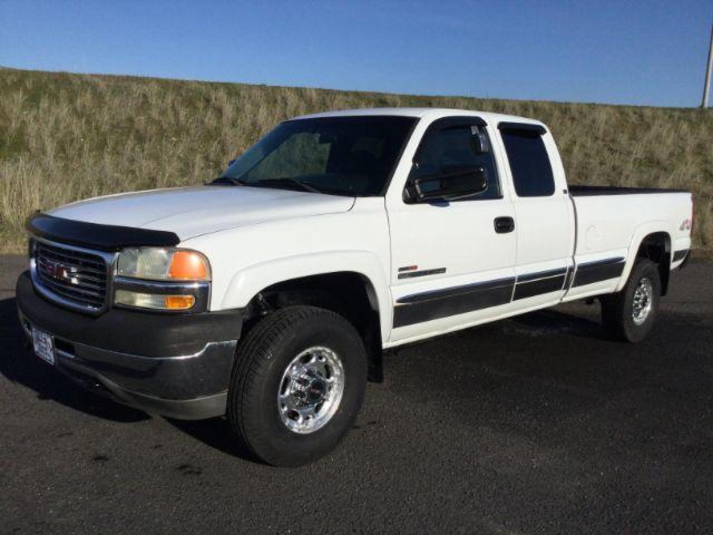 2002 Summit White /Graphite Cloth Interior GMC Sierra 2500HD SLE Ext. Cab Long Bed 4WD (1GTHK29192E) with an 6.6L V8 OHV 32V TURBO DIESEL engine, 5-Speed Automatic transmission, located at 1801 Main Street, Lewiston, 83501, (208) 743-9371, 46.417065, -117.004799 - Photo#0