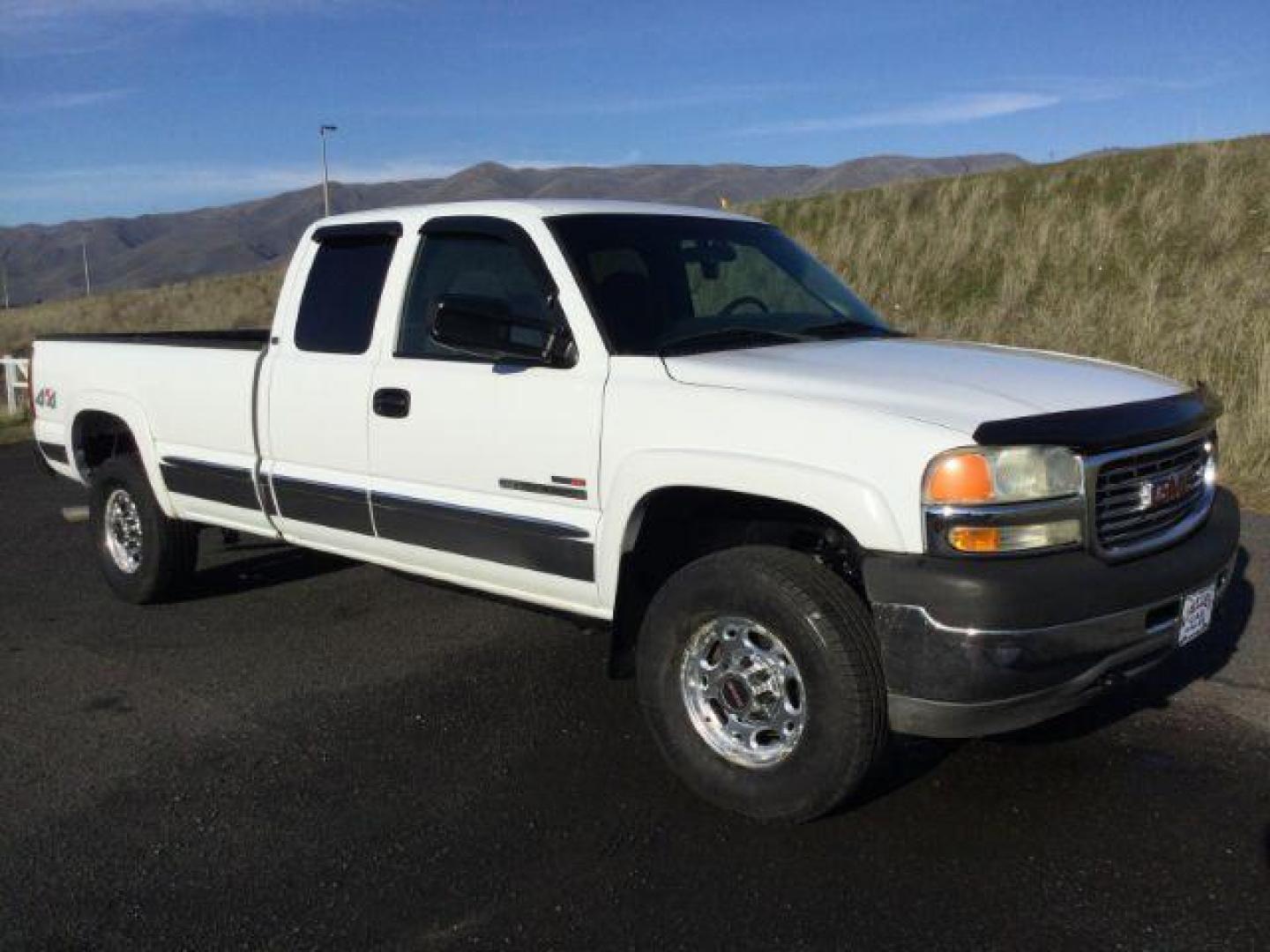 2002 Summit White /Graphite Cloth Interior GMC Sierra 2500HD SLE Ext. Cab Long Bed 4WD (1GTHK29192E) with an 6.6L V8 OHV 32V TURBO DIESEL engine, 5-Speed Automatic transmission, located at 1801 Main Street, Lewiston, 83501, (208) 743-9371, 46.417065, -117.004799 - Photo#10