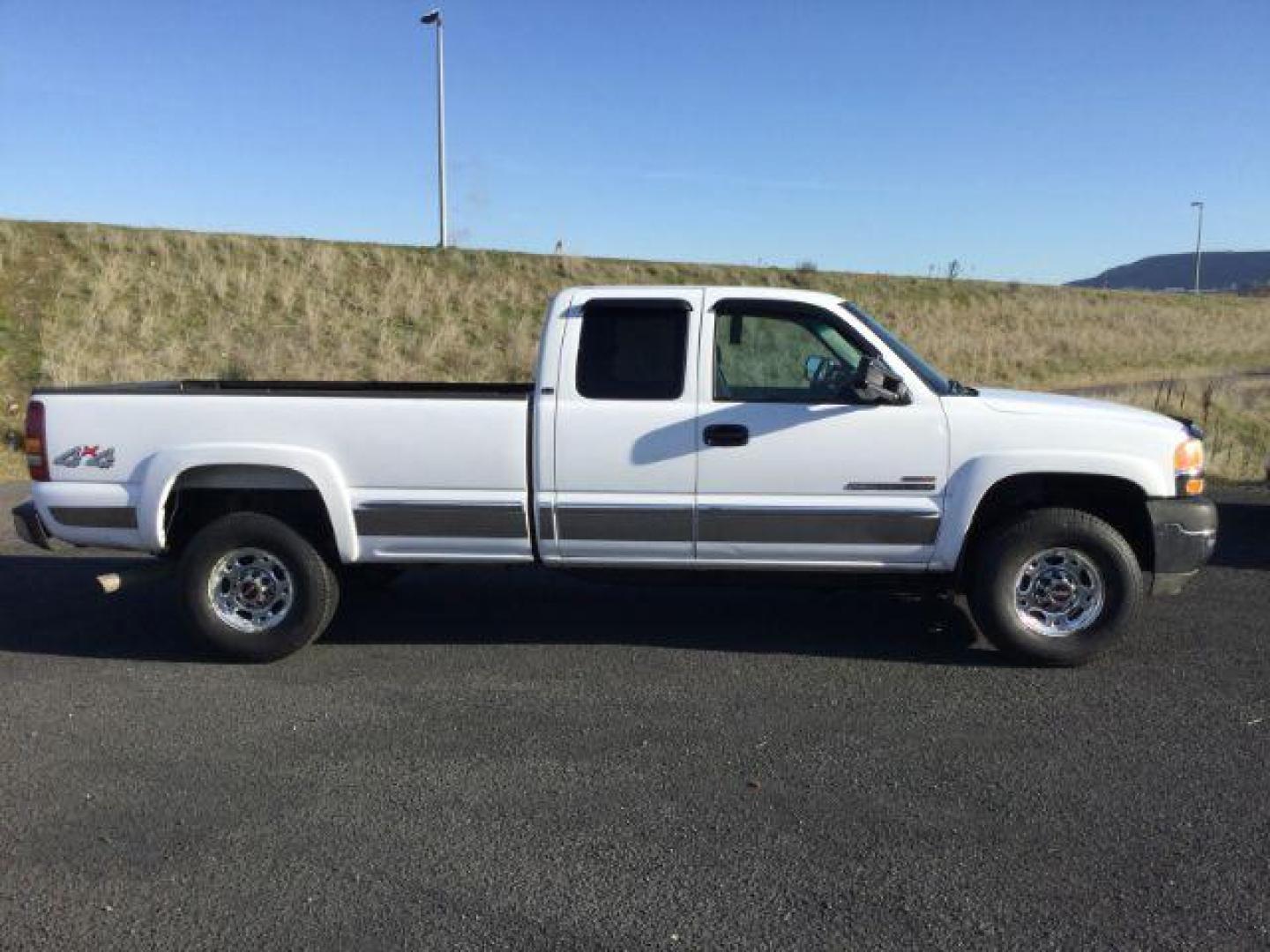 2002 Summit White /Graphite Cloth Interior GMC Sierra 2500HD SLE Ext. Cab Long Bed 4WD (1GTHK29192E) with an 6.6L V8 OHV 32V TURBO DIESEL engine, 5-Speed Automatic transmission, located at 1801 Main Street, Lewiston, 83501, (208) 743-9371, 46.417065, -117.004799 - Photo#11