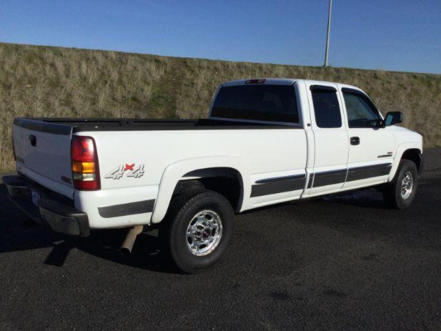 2002 Summit White /Graphite Cloth Interior GMC Sierra 2500HD SLE Ext. Cab Long Bed 4WD (1GTHK29192E) with an 6.6L V8 OHV 32V TURBO DIESEL engine, 5-Speed Automatic transmission, located at 1801 Main Street, Lewiston, 83501, (208) 743-9371, 46.417065, -117.004799 - Photo#12