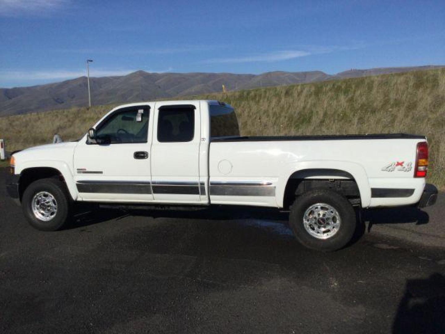 2002 Summit White /Graphite Cloth Interior GMC Sierra 2500HD SLE Ext. Cab Long Bed 4WD (1GTHK29192E) with an 6.6L V8 OHV 32V TURBO DIESEL engine, 5-Speed Automatic transmission, located at 1801 Main Street, Lewiston, 83501, (208) 743-9371, 46.417065, -117.004799 - Photo#1