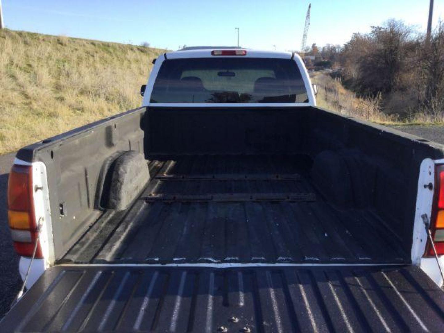 2002 Summit White /Graphite Cloth Interior GMC Sierra 2500HD SLE Ext. Cab Long Bed 4WD (1GTHK29192E) with an 6.6L V8 OHV 32V TURBO DIESEL engine, 5-Speed Automatic transmission, located at 1801 Main Street, Lewiston, 83501, (208) 743-9371, 46.417065, -117.004799 - Photo#5