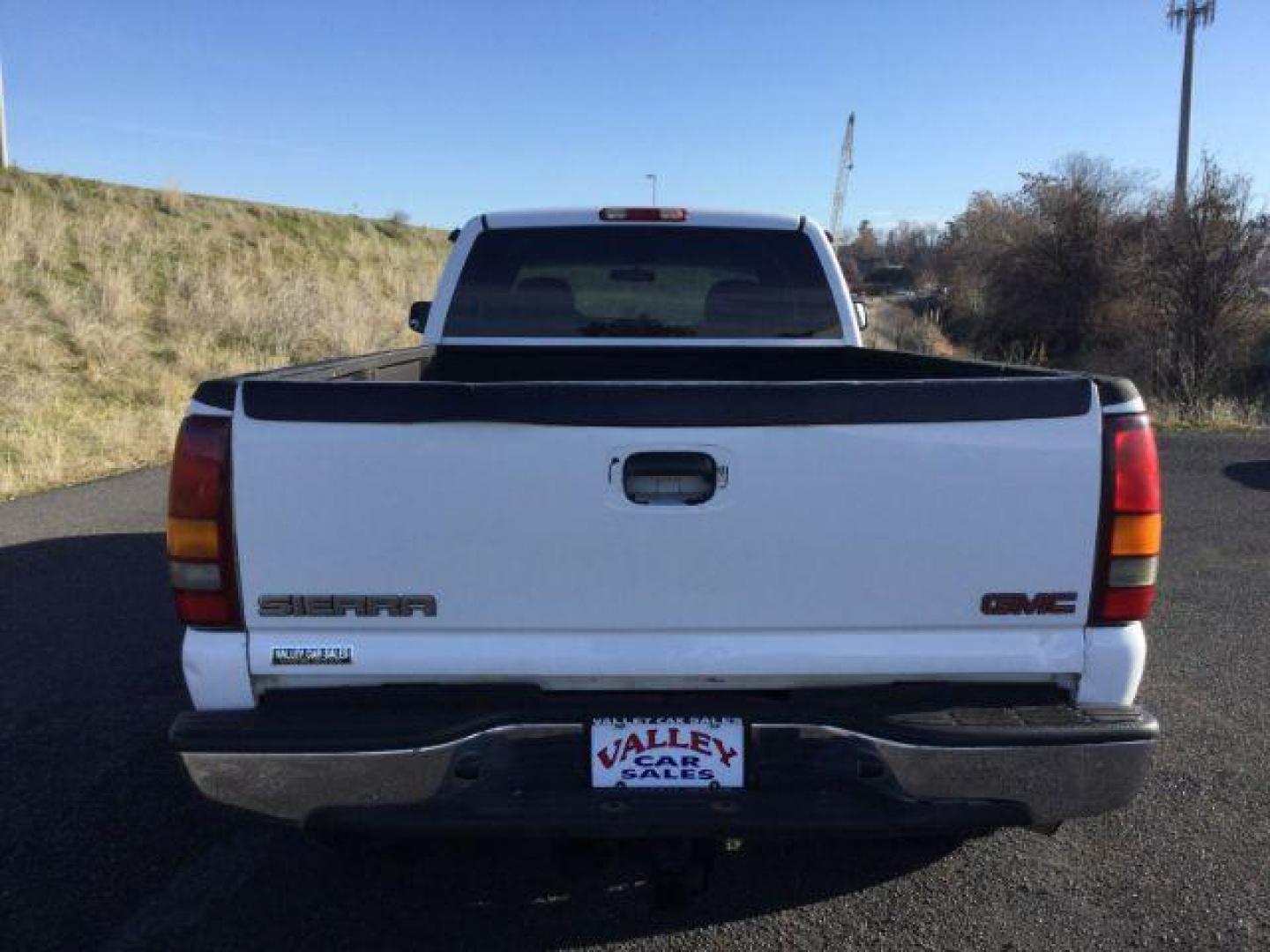 2002 Summit White /Graphite Cloth Interior GMC Sierra 2500HD SLE Ext. Cab Long Bed 4WD (1GTHK29192E) with an 6.6L V8 OHV 32V TURBO DIESEL engine, 5-Speed Automatic transmission, located at 1801 Main Street, Lewiston, 83501, (208) 743-9371, 46.417065, -117.004799 - Photo#6