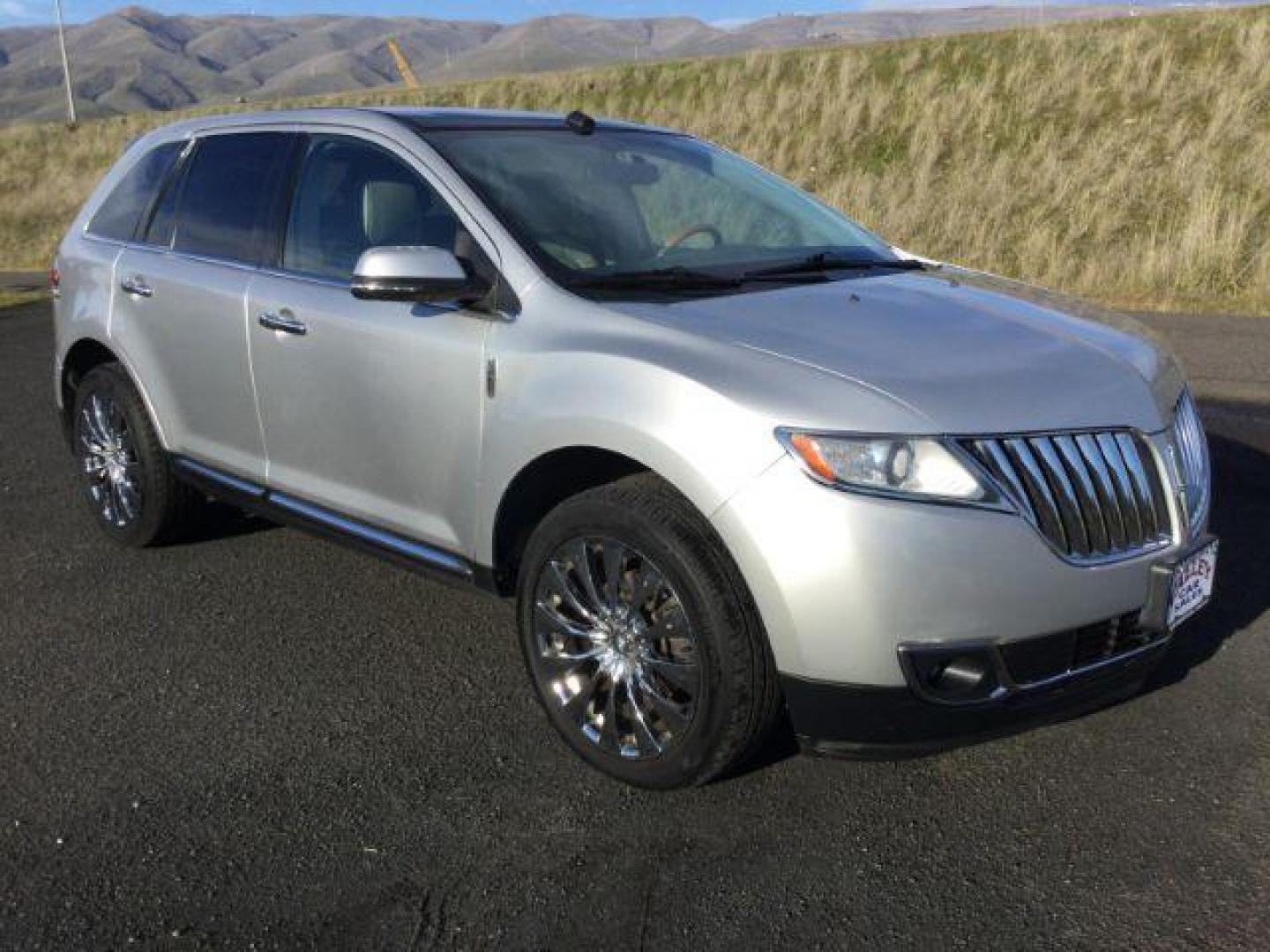 2014 Ingot Silver Metallic /Light Stone w/Gray Piping Lincoln MKX AWD (2LMDJ8JK5EB) with an 3.7L V6 DOHC 24V engine, 6-Speed Automatic transmission, located at 1801 Main Street, Lewiston, 83501, (208) 743-9371, 46.417065, -117.004799 - Photo#14