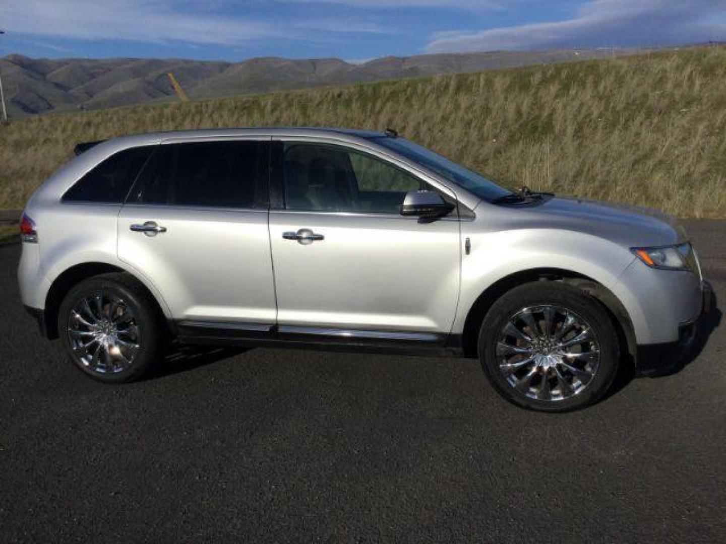 2014 Ingot Silver Metallic /Light Stone w/Gray Piping Lincoln MKX AWD (2LMDJ8JK5EB) with an 3.7L V6 DOHC 24V engine, 6-Speed Automatic transmission, located at 1801 Main Street, Lewiston, 83501, (208) 743-9371, 46.417065, -117.004799 - Photo#15