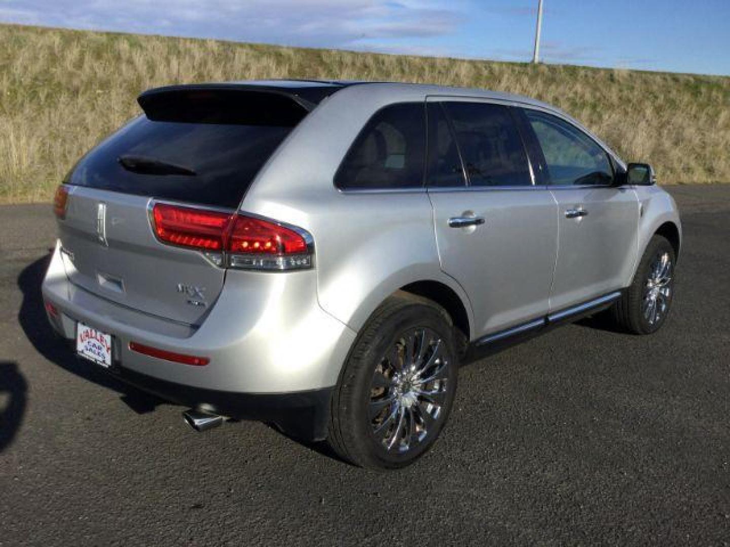 2014 Ingot Silver Metallic /Light Stone w/Gray Piping Lincoln MKX AWD (2LMDJ8JK5EB) with an 3.7L V6 DOHC 24V engine, 6-Speed Automatic transmission, located at 1801 Main Street, Lewiston, 83501, (208) 743-9371, 46.417065, -117.004799 - Photo#16