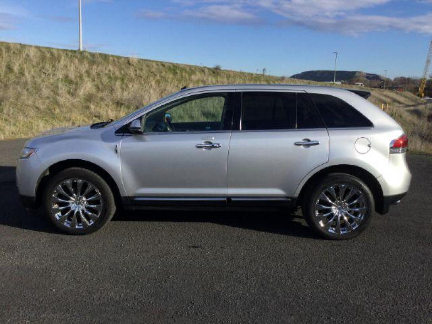 2014 Ingot Silver Metallic /Light Stone w/Gray Piping Lincoln MKX AWD (2LMDJ8JK5EB) with an 3.7L V6 DOHC 24V engine, 6-Speed Automatic transmission, located at 1801 Main Street, Lewiston, 83501, (208) 743-9371, 46.417065, -117.004799 - Photo#1