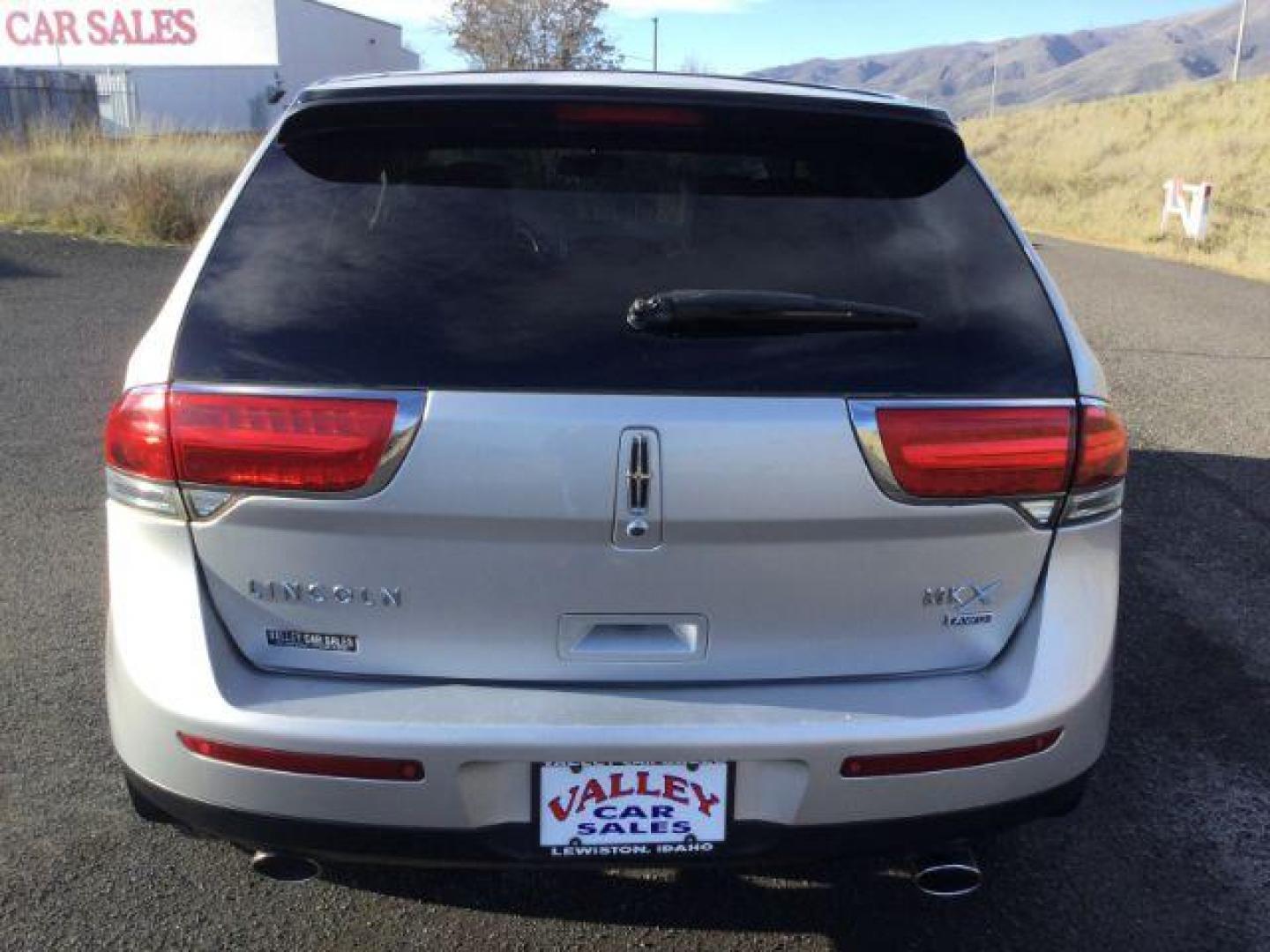 2014 Ingot Silver Metallic /Light Stone w/Gray Piping Lincoln MKX AWD (2LMDJ8JK5EB) with an 3.7L V6 DOHC 24V engine, 6-Speed Automatic transmission, located at 1801 Main Street, Lewiston, 83501, (208) 743-9371, 46.417065, -117.004799 - Photo#22