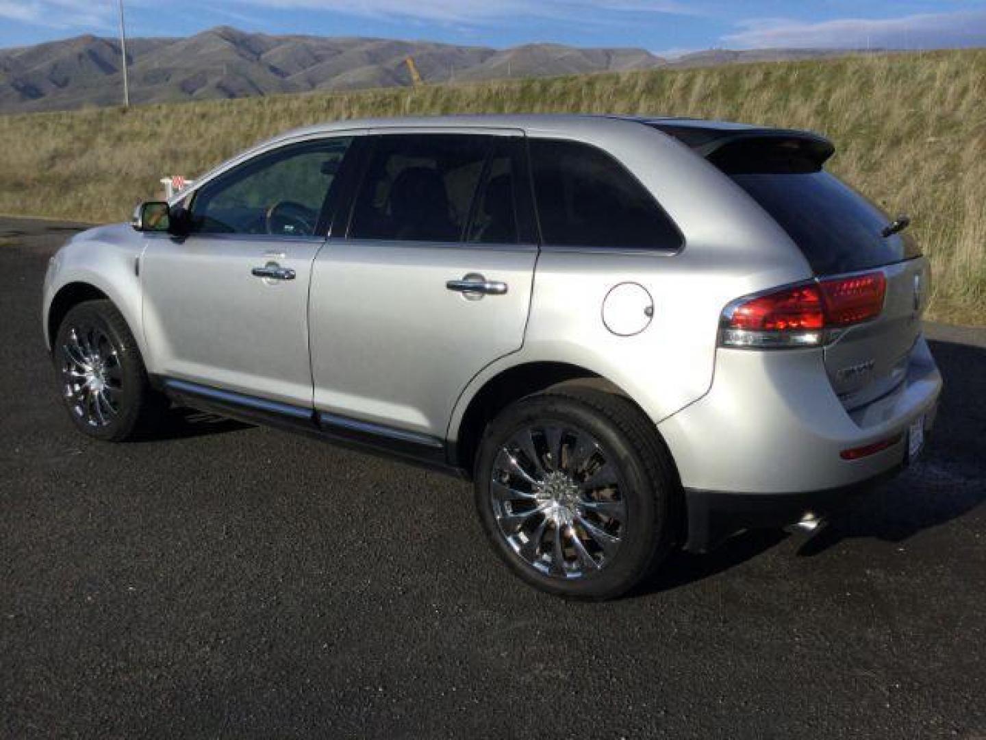 2014 Ingot Silver Metallic /Light Stone w/Gray Piping Lincoln MKX AWD (2LMDJ8JK5EB) with an 3.7L V6 DOHC 24V engine, 6-Speed Automatic transmission, located at 1801 Main Street, Lewiston, 83501, (208) 743-9371, 46.417065, -117.004799 - Photo#2