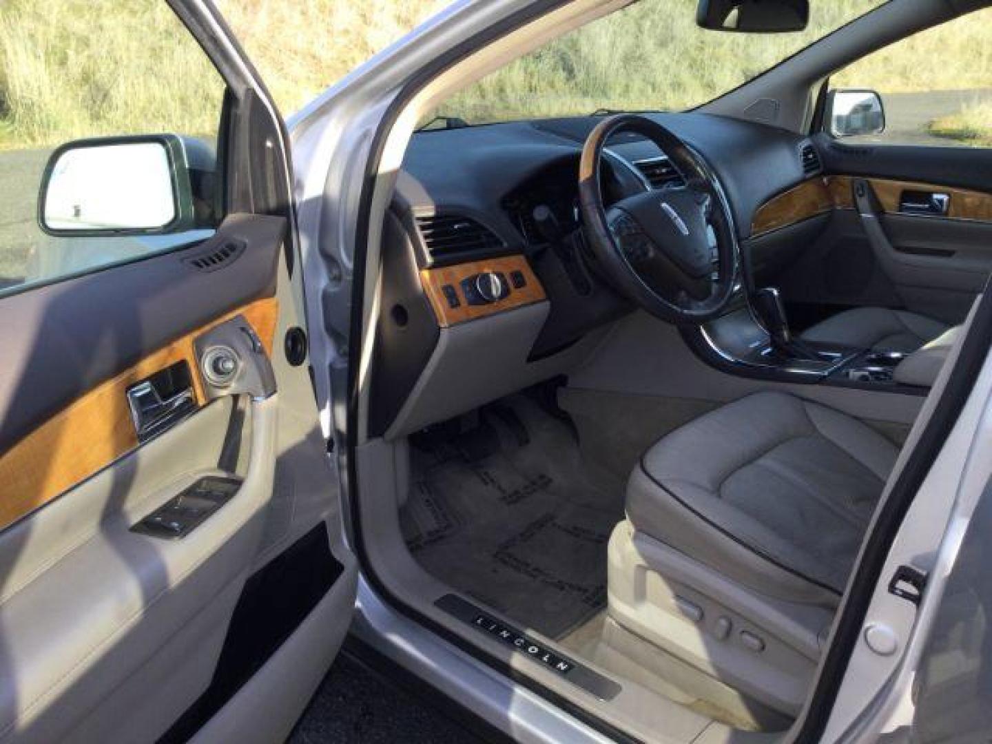 2014 Ingot Silver Metallic /Light Stone w/Gray Piping Lincoln MKX AWD (2LMDJ8JK5EB) with an 3.7L V6 DOHC 24V engine, 6-Speed Automatic transmission, located at 1801 Main Street, Lewiston, 83501, (208) 743-9371, 46.417065, -117.004799 - Photo#4