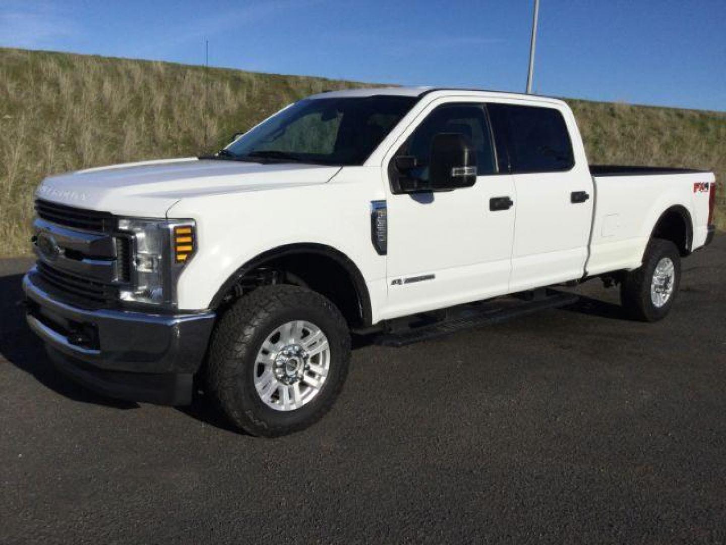 2019 Oxford White /Medium Earth Gray, cloth Ford F-350 SD XLT Crew Cab Long Bed 4WD (1FT8W3BT5KE) with an 6.7L V8 OHV 16V DIESEL engine, 6-Speed Automatic transmission, located at 1801 Main Street, Lewiston, 83501, (208) 743-9371, 46.417065, -117.004799 - Photo#0