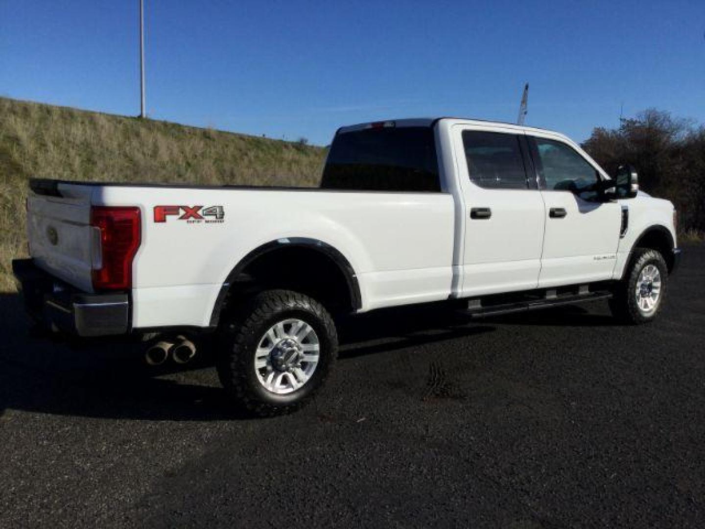 2019 Oxford White /Medium Earth Gray, cloth Ford F-350 SD XLT Crew Cab Long Bed 4WD (1FT8W3BT5KE) with an 6.7L V8 OHV 16V DIESEL engine, 6-Speed Automatic transmission, located at 1801 Main Street, Lewiston, 83501, (208) 743-9371, 46.417065, -117.004799 - Photo#12