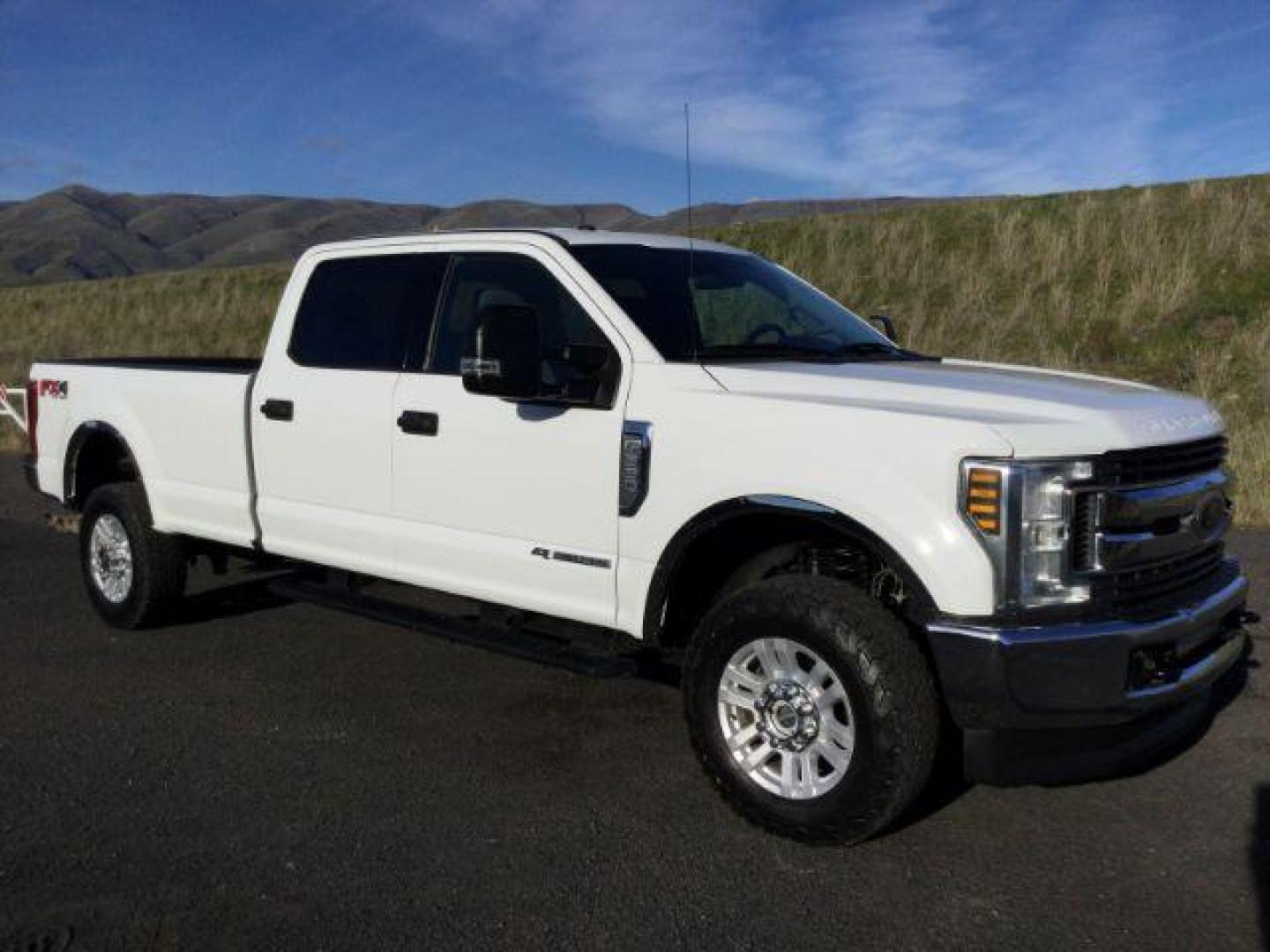 2019 Oxford White /Medium Earth Gray, cloth Ford F-350 SD XLT Crew Cab Long Bed 4WD (1FT8W3BT5KE) with an 6.7L V8 OHV 16V DIESEL engine, 6-Speed Automatic transmission, located at 1801 Main Street, Lewiston, 83501, (208) 743-9371, 46.417065, -117.004799 - Photo#15