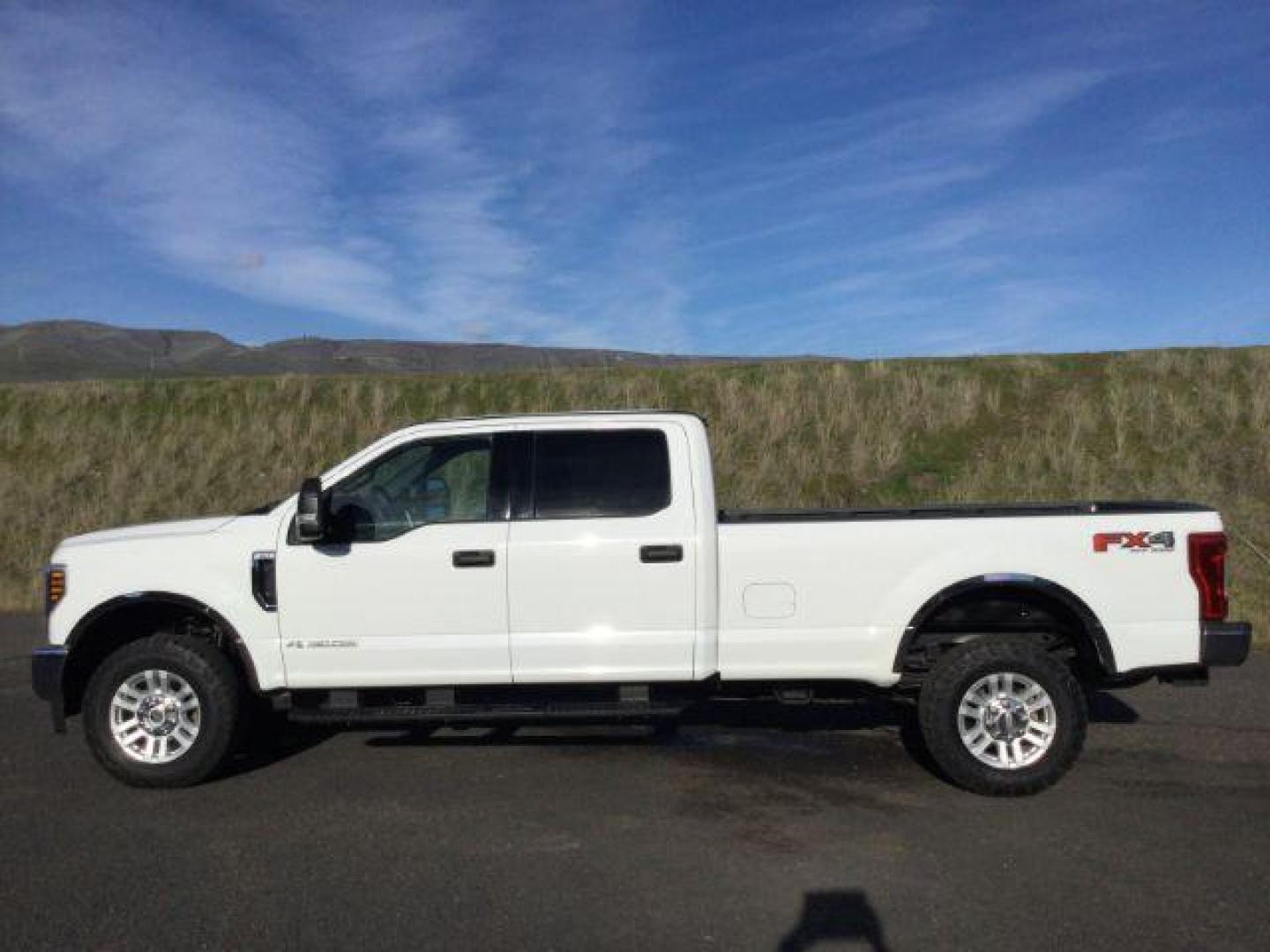 2019 Oxford White /Medium Earth Gray, cloth Ford F-350 SD XLT Crew Cab Long Bed 4WD (1FT8W3BT5KE) with an 6.7L V8 OHV 16V DIESEL engine, 6-Speed Automatic transmission, located at 1801 Main Street, Lewiston, 83501, (208) 743-9371, 46.417065, -117.004799 - Photo#1