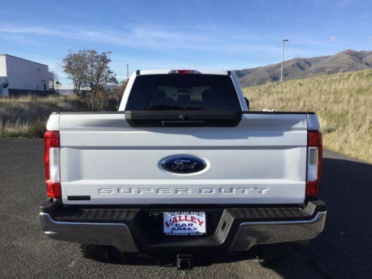 2019 Oxford White /Medium Earth Gray, cloth Ford F-350 SD XLT Crew Cab Long Bed 4WD (1FT8W3BT5KE) with an 6.7L V8 OHV 16V DIESEL engine, 6-Speed Automatic transmission, located at 1801 Main Street, Lewiston, 83501, (208) 743-9371, 46.417065, -117.004799 - Photo#7