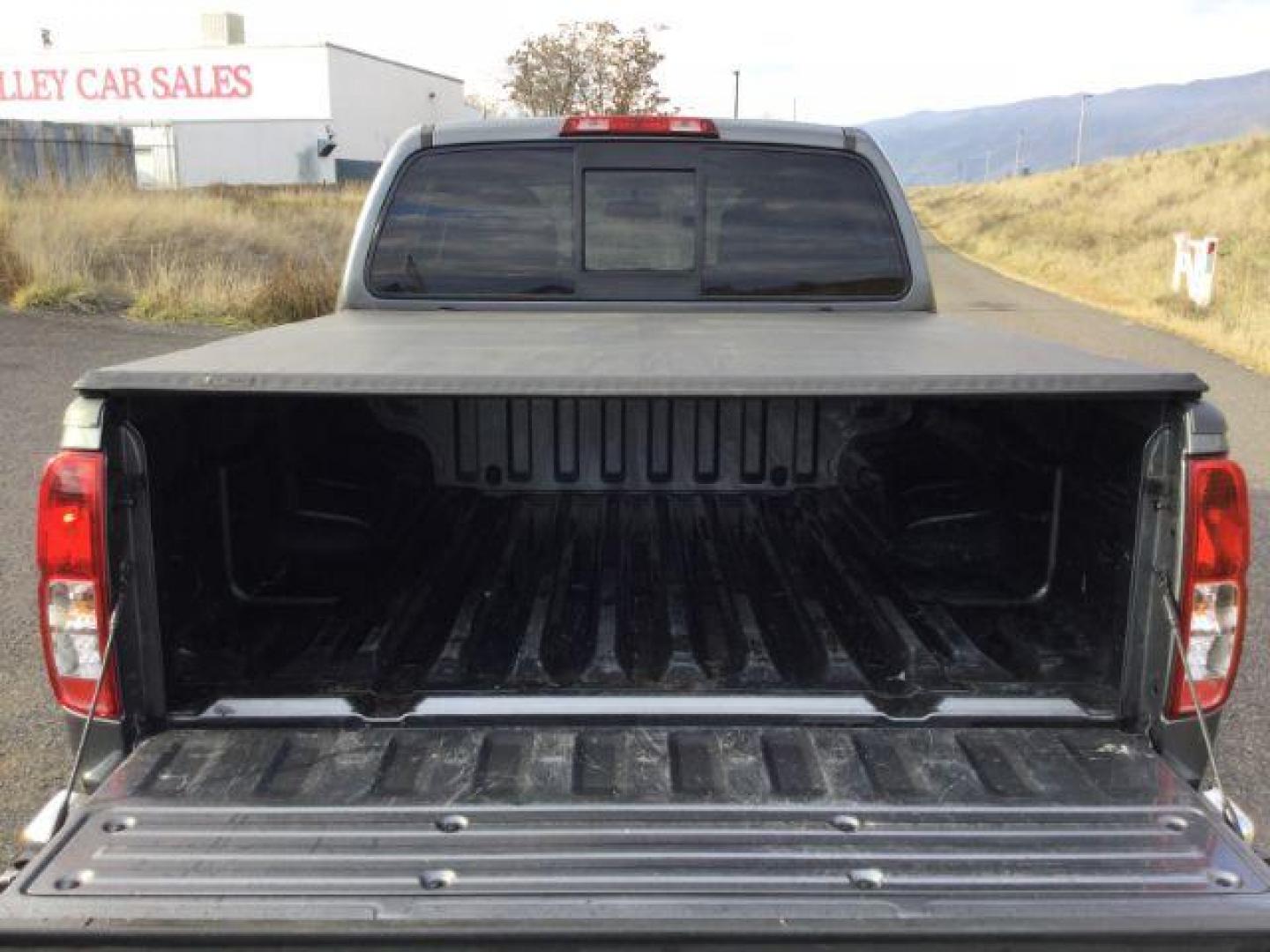 2019 Gun Metallic /gray cloth Nissan Frontier SV Crew Cab 4x4 (1N6AD0EV8KN) with an 4.0L V6 DOHC 24V engine, 5-Speed Automatic transmission, located at 1801 Main Street, Lewiston, 83501, (208) 743-9371, 46.417065, -117.004799 - Photo#9