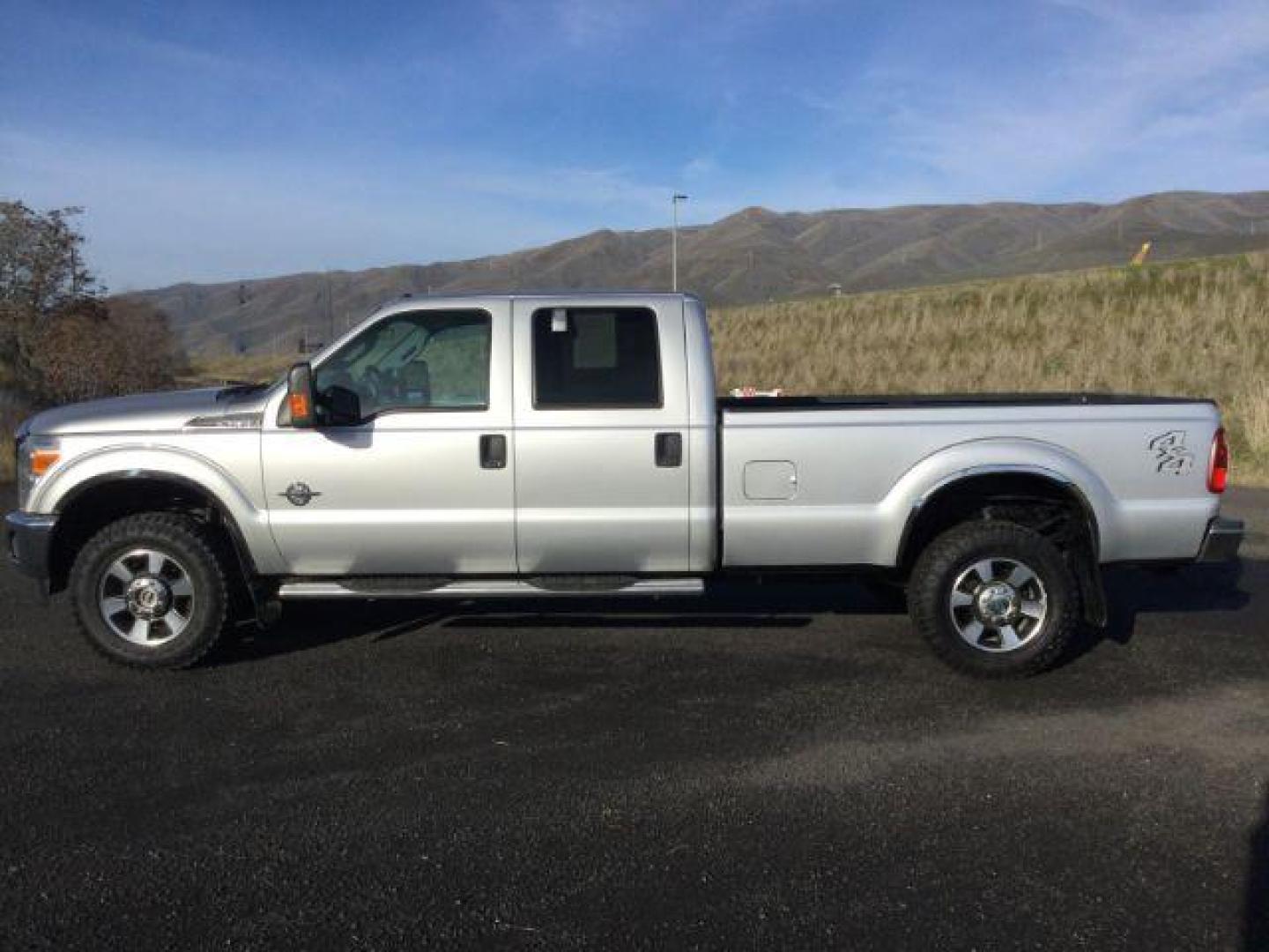 2015 Ingot Silver Metallic /Steel Ford F-350 SD XLT Crew Cab 4WD (1FT8W3BT5FE) with an 6.7L V8 OHV 16V DIESEL engine, 6-Speed Automatic transmission, located at 1801 Main Street, Lewiston, 83501, (208) 743-9371, 46.417065, -117.004799 - Photo#6