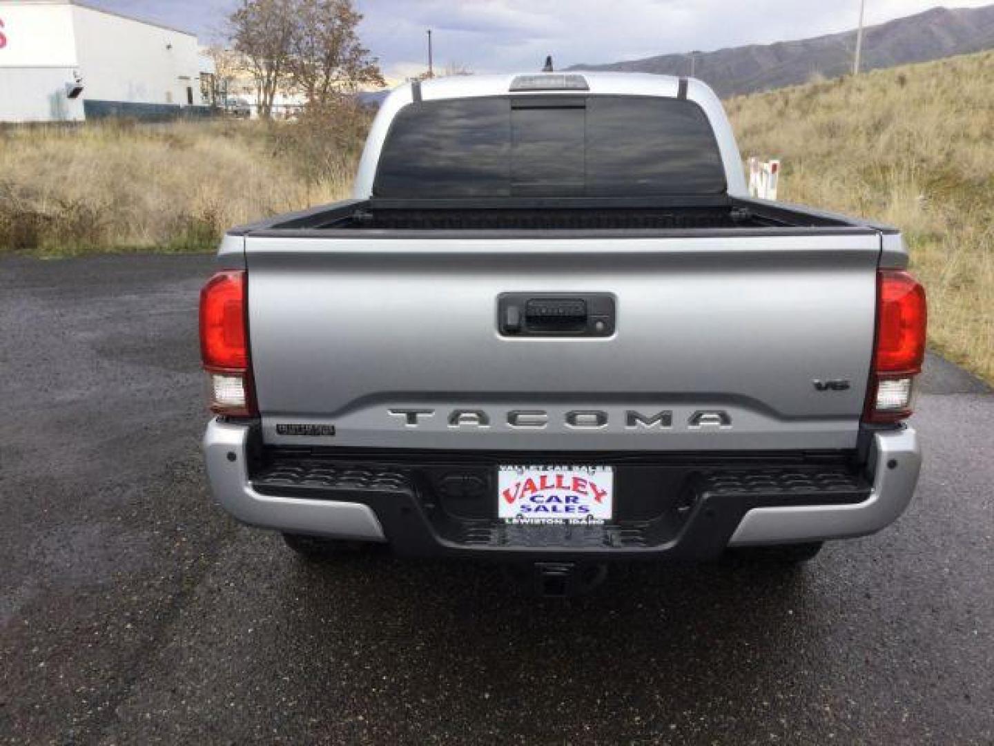 2018 Silver Sky Metallic /BLACK CLOTH Toyota Tacoma TRD Sport Double Cab V6 6AT (3TMCZ5AN1JM) with an 3.5L V6 DOHC 24V engine, 6-Speed Automatic transmission, located at 1801 Main Street, Lewiston, 83501, (208) 743-9371, 46.417065, -117.004799 - Photo#3