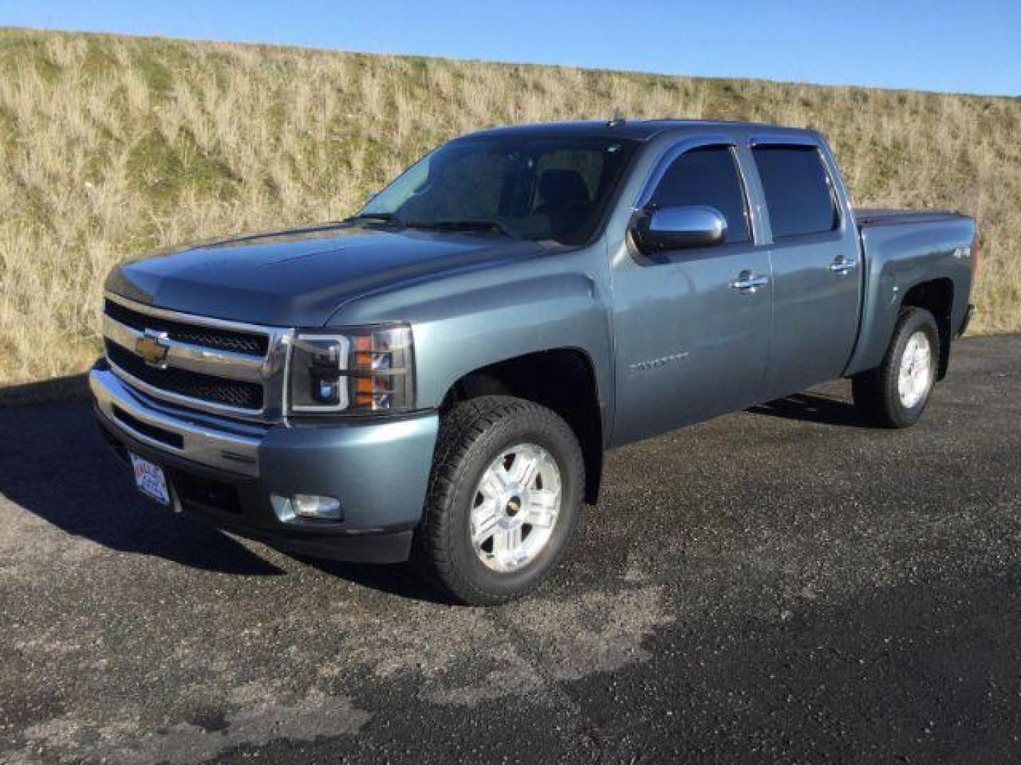 2011 Blue Granite Metallic /Ebony Cloth Interior Chevrolet Silverado 1500 LT Crew Cab 4WD (3GCPKSE37BG) with an 5.3L V8 OHV 16V FFV engine, 6-Speed Automatic transmission, located at 1801 Main Street, Lewiston, 83501, (208) 743-9371, 46.417065, -117.004799 - Photo#0