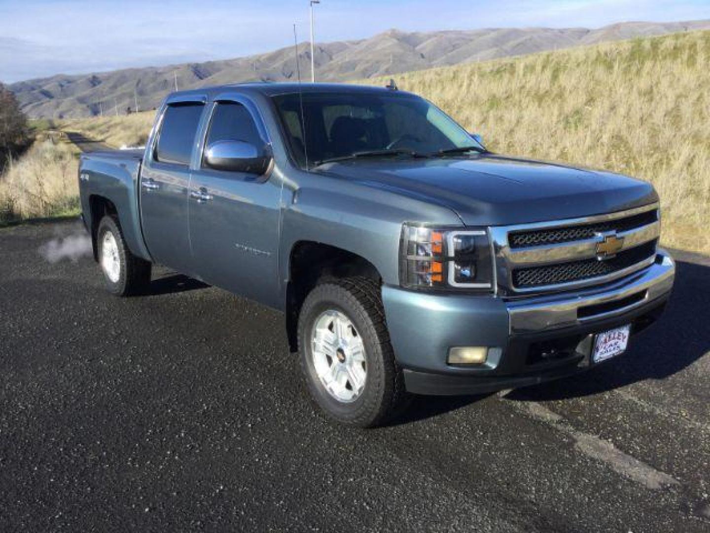 2011 Blue Granite Metallic /Ebony Cloth Interior Chevrolet Silverado 1500 LT Crew Cab 4WD (3GCPKSE37BG) with an 5.3L V8 OHV 16V FFV engine, 6-Speed Automatic transmission, located at 1801 Main Street, Lewiston, 83501, (208) 743-9371, 46.417065, -117.004799 - Photo#12