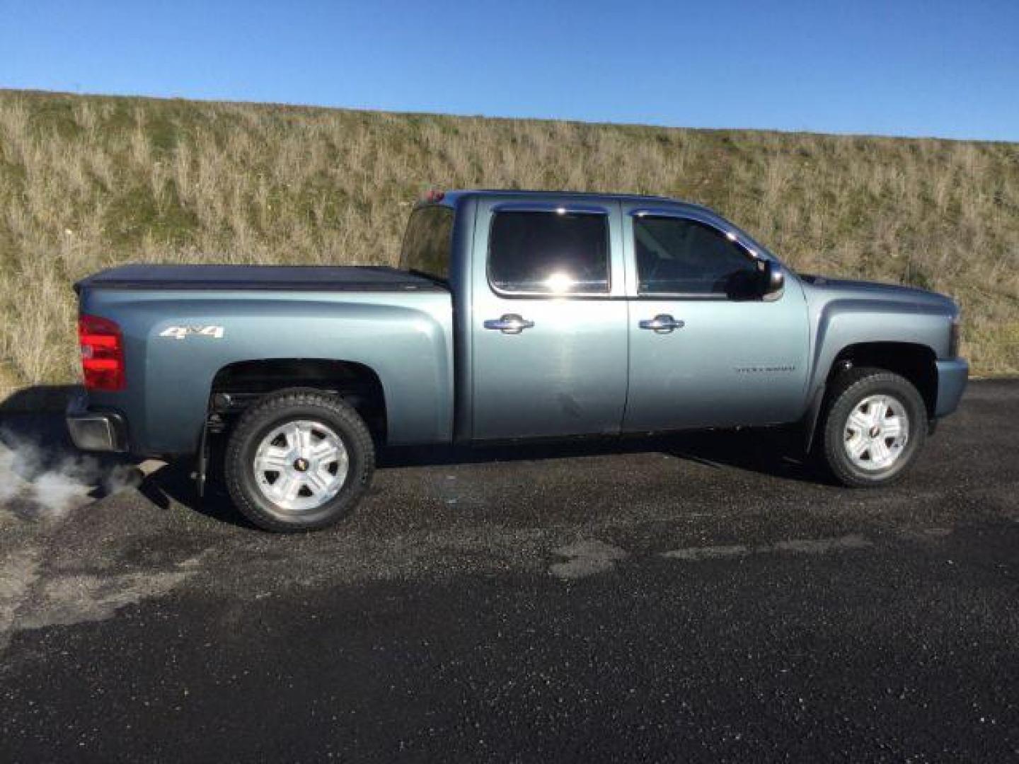 2011 Blue Granite Metallic /Ebony Cloth Interior Chevrolet Silverado 1500 LT Crew Cab 4WD (3GCPKSE37BG) with an 5.3L V8 OHV 16V FFV engine, 6-Speed Automatic transmission, located at 1801 Main Street, Lewiston, 83501, (208) 743-9371, 46.417065, -117.004799 - Photo#13