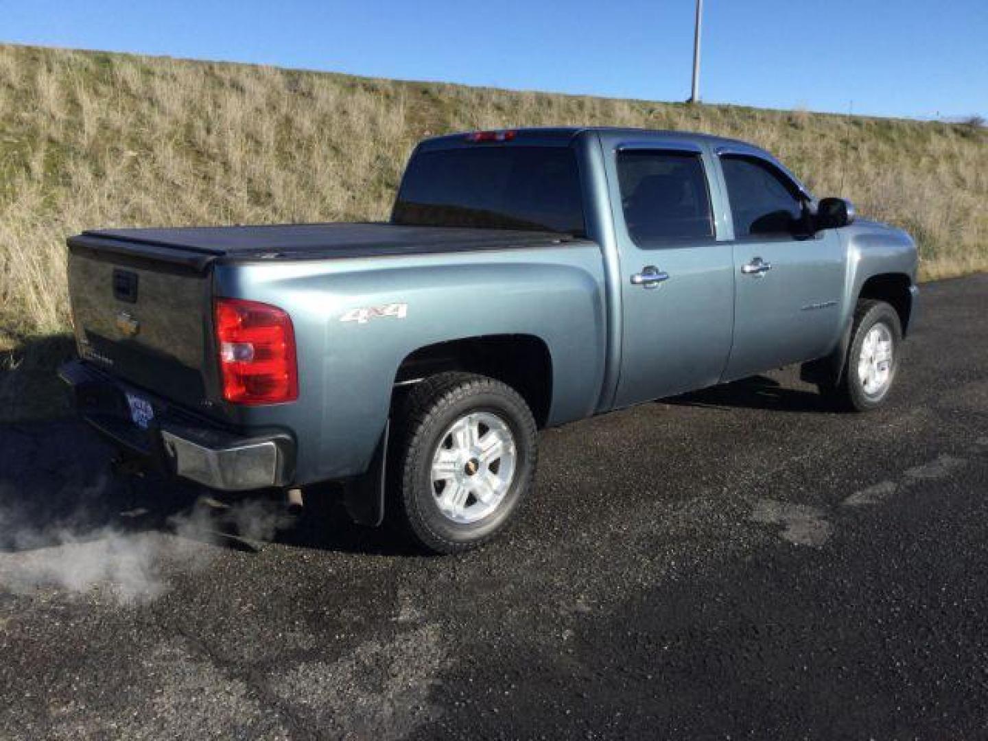 2011 Blue Granite Metallic /Ebony Cloth Interior Chevrolet Silverado 1500 LT Crew Cab 4WD (3GCPKSE37BG) with an 5.3L V8 OHV 16V FFV engine, 6-Speed Automatic transmission, located at 1801 Main Street, Lewiston, 83501, (208) 743-9371, 46.417065, -117.004799 - Photo#14