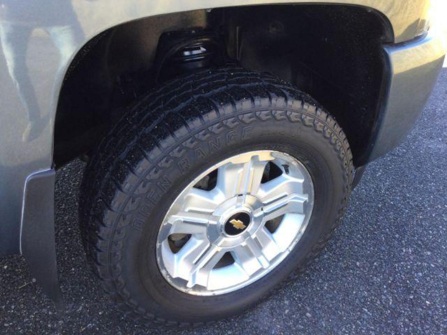 2011 Blue Granite Metallic /Ebony Cloth Interior Chevrolet Silverado 1500 LT Crew Cab 4WD (3GCPKSE37BG) with an 5.3L V8 OHV 16V FFV engine, 6-Speed Automatic transmission, located at 1801 Main Street, Lewiston, 83501, (208) 743-9371, 46.417065, -117.004799 - Photo#15