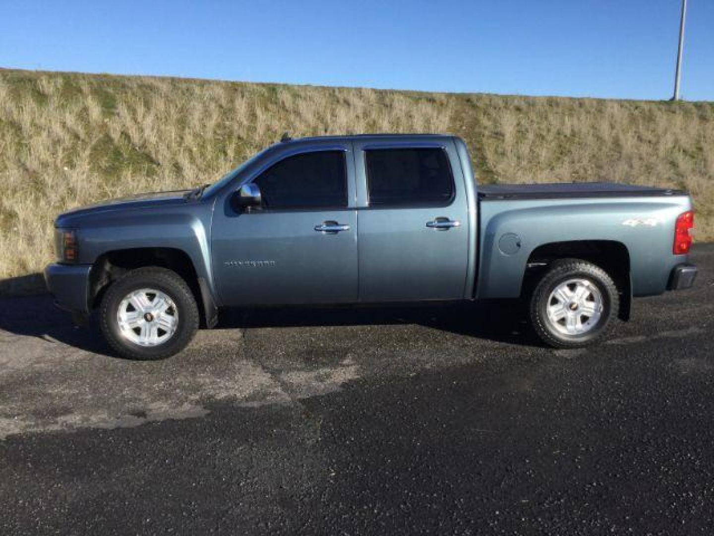 2011 Blue Granite Metallic /Ebony Cloth Interior Chevrolet Silverado 1500 LT Crew Cab 4WD (3GCPKSE37BG) with an 5.3L V8 OHV 16V FFV engine, 6-Speed Automatic transmission, located at 1801 Main Street, Lewiston, 83501, (208) 743-9371, 46.417065, -117.004799 - Photo#1