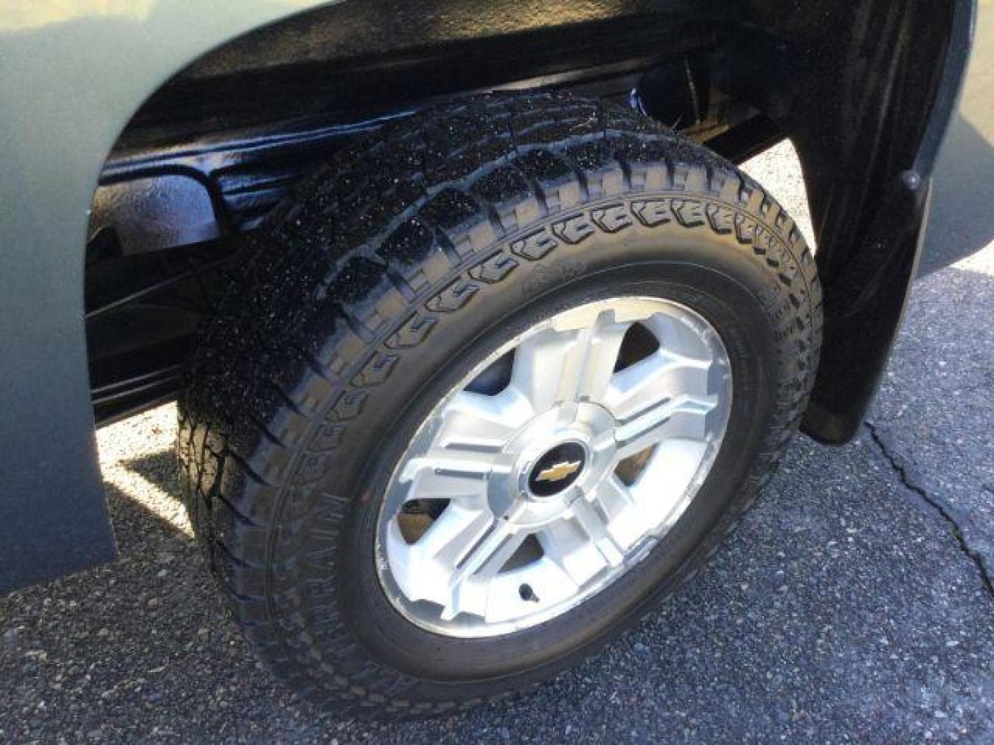 2011 Blue Granite Metallic /Ebony Cloth Interior Chevrolet Silverado 1500 LT Crew Cab 4WD (3GCPKSE37BG) with an 5.3L V8 OHV 16V FFV engine, 6-Speed Automatic transmission, located at 1801 Main Street, Lewiston, 83501, (208) 743-9371, 46.417065, -117.004799 - Photo#19