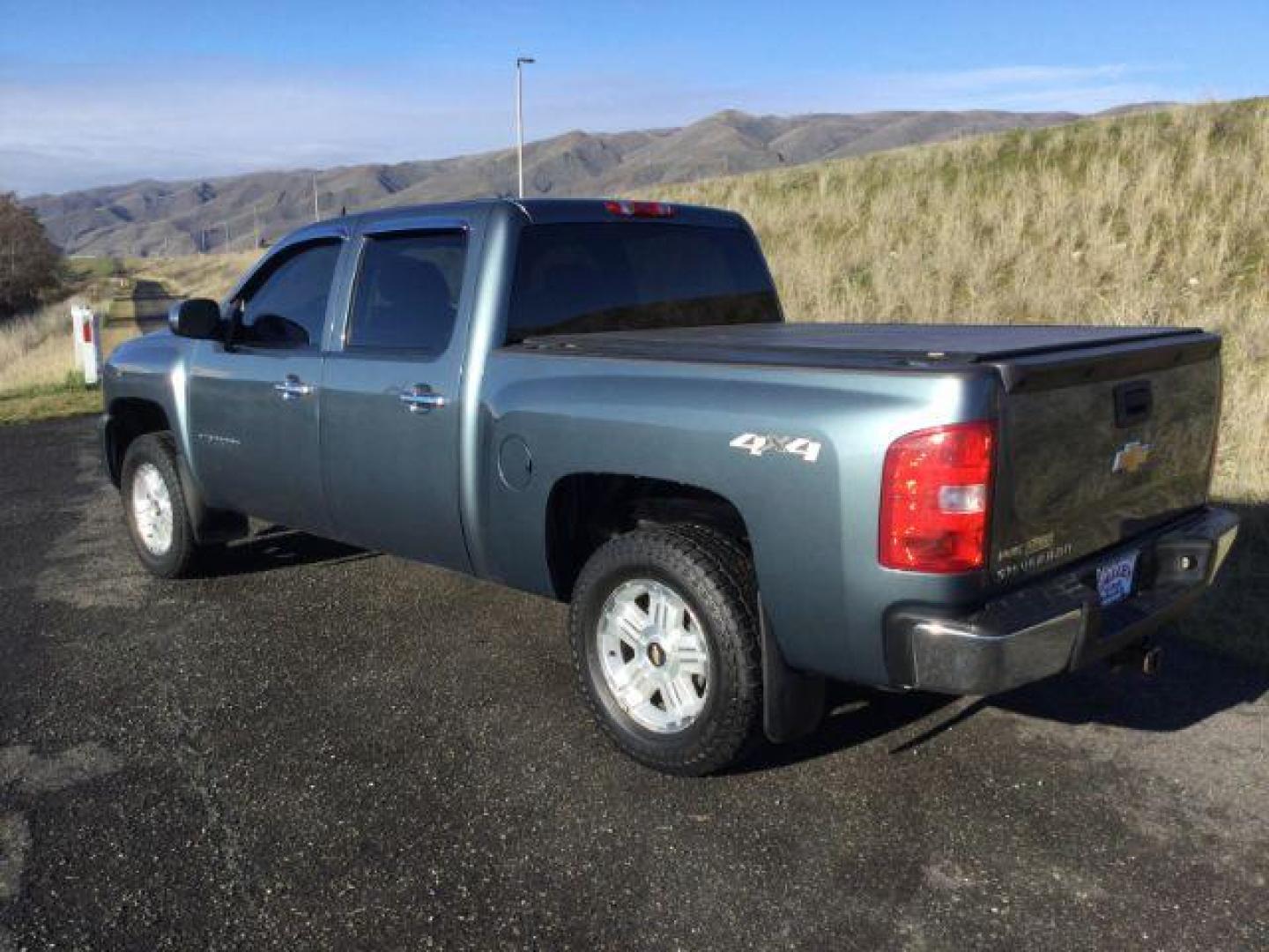 2011 Blue Granite Metallic /Ebony Cloth Interior Chevrolet Silverado 1500 LT Crew Cab 4WD (3GCPKSE37BG) with an 5.3L V8 OHV 16V FFV engine, 6-Speed Automatic transmission, located at 1801 Main Street, Lewiston, 83501, (208) 743-9371, 46.417065, -117.004799 - Photo#2